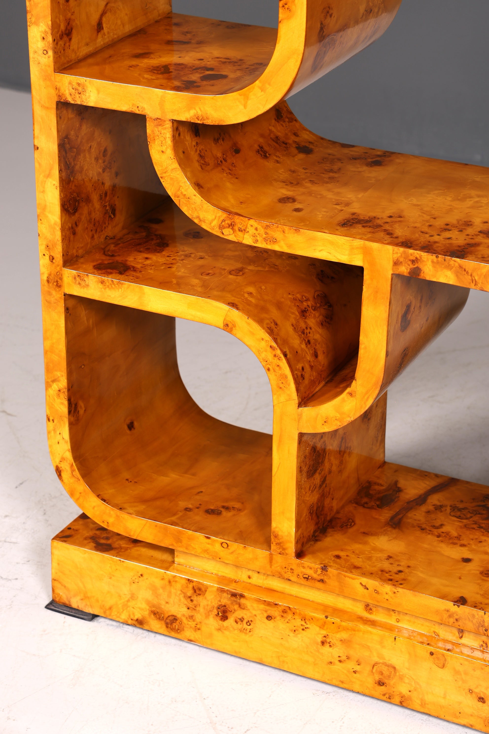 Impressionnante bibliothèque de style Ludvik Volak, en bouleau, style Art déco, meuble de luxe, pièce culte pour bibliothèque, séparateur de pièce