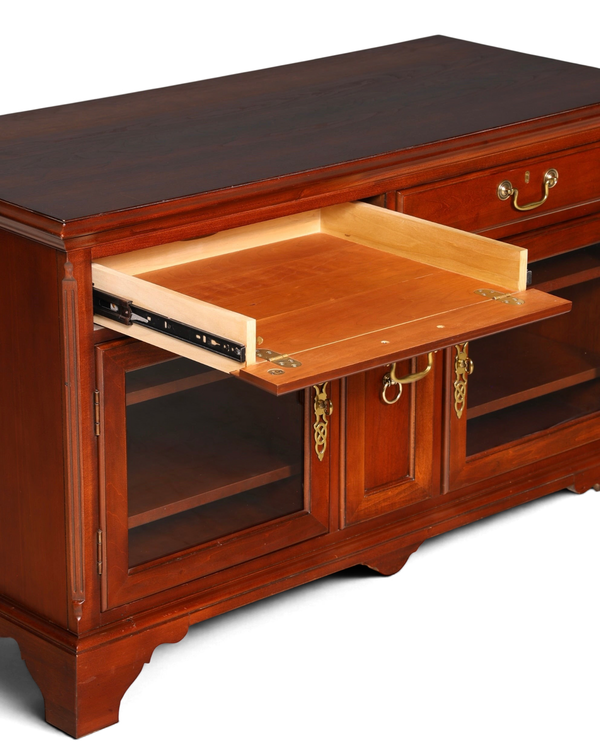 Hauptstadt Möblerei Sideboard aus dunklem Holz mit ausziehbarer Ablage und Glastüren im klassischen Design