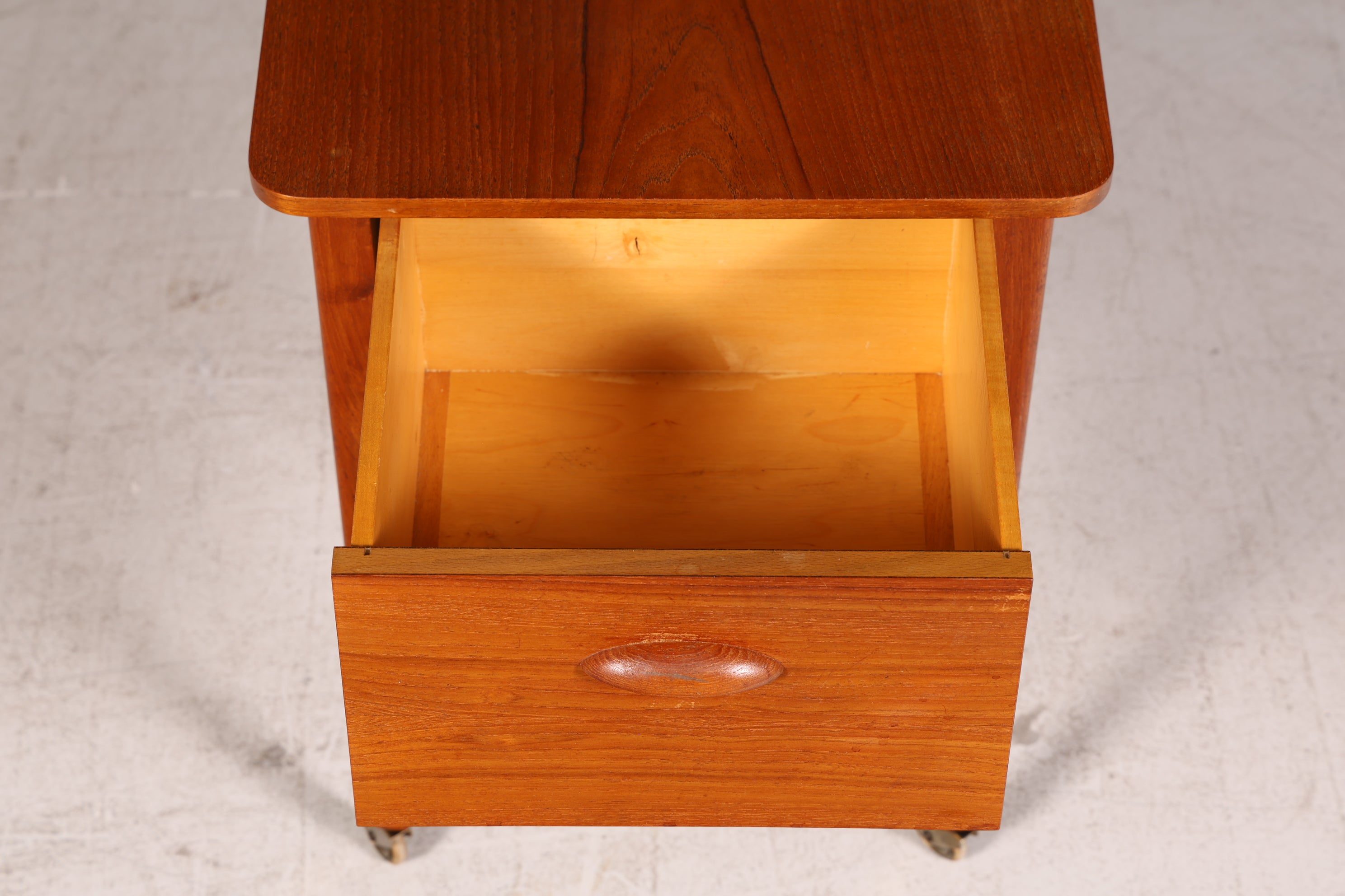 Wunderschöner Mid Century Beistelltisch Nähkasten Nähtisch Retro 60er Rolltisch Vintage Holz Skandinavisch
