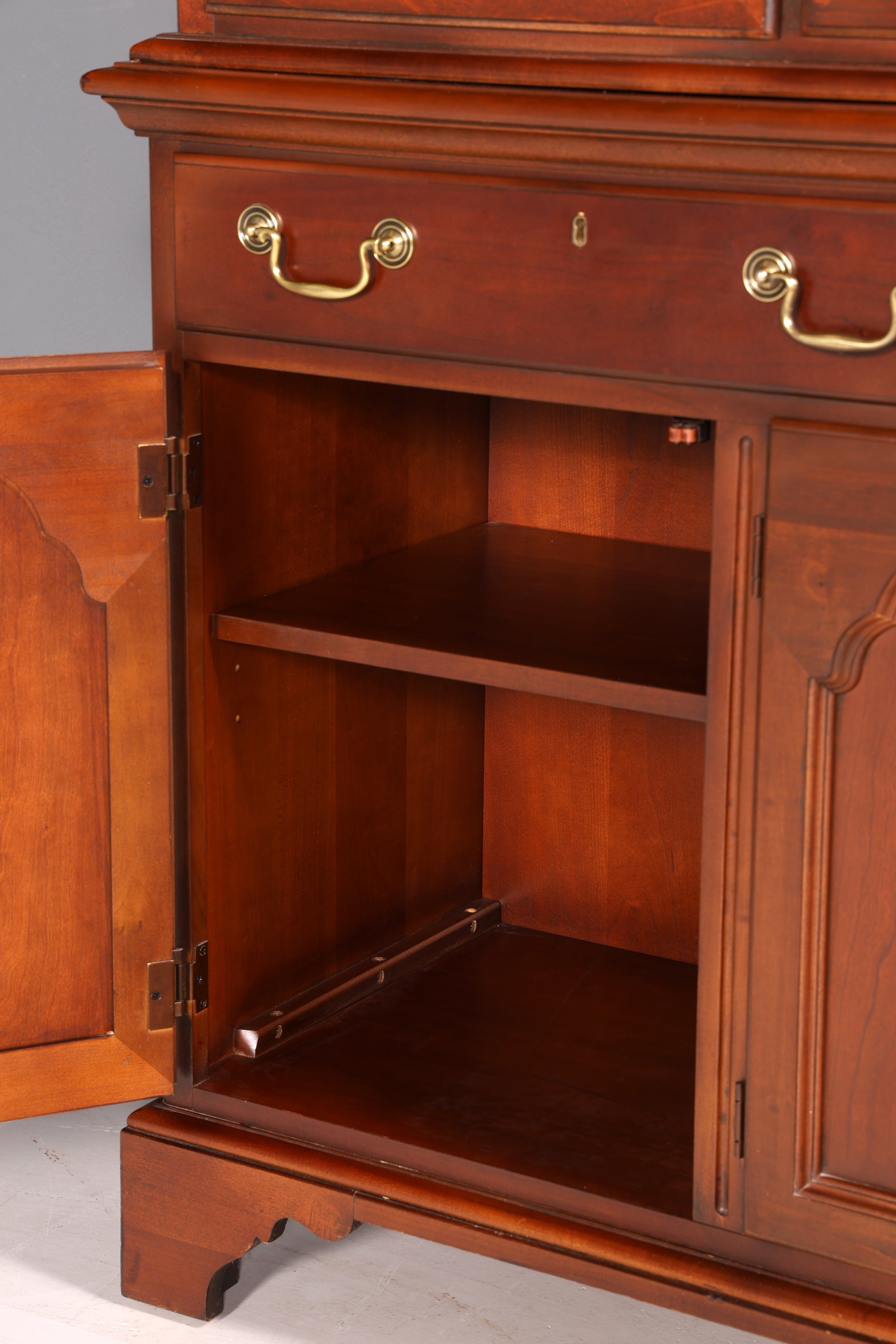 Noble Original Drexel Heritage Curio Cabinet Bookcase USA Cabinet Buffet Shelf Glass Display Cabinet