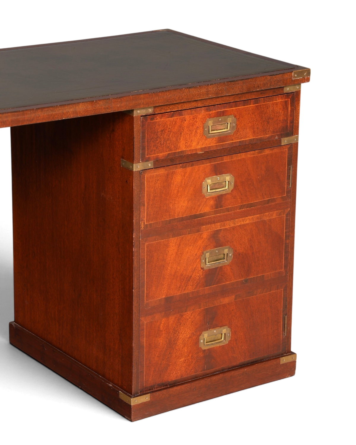 Hauptstadt Möblerei Schreibtisch im Military Chest Stil aus Holz mit Messingbeschlägen und dunkler Lederauflage