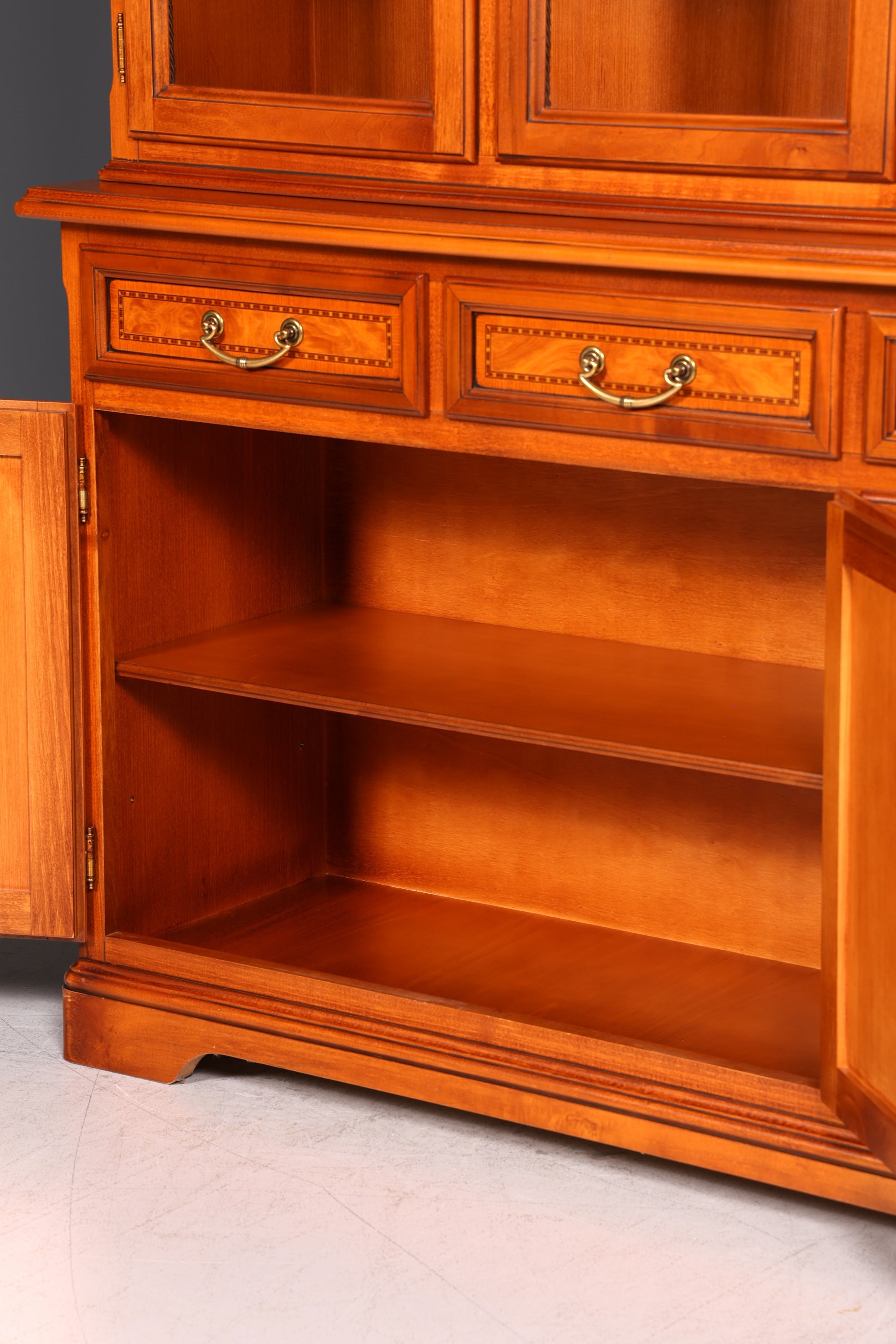 Traumhafte Original Selva Vitrine Epoca Antik Stil Buffet Schrank Bibliothek Kirschholz Glasvitrine