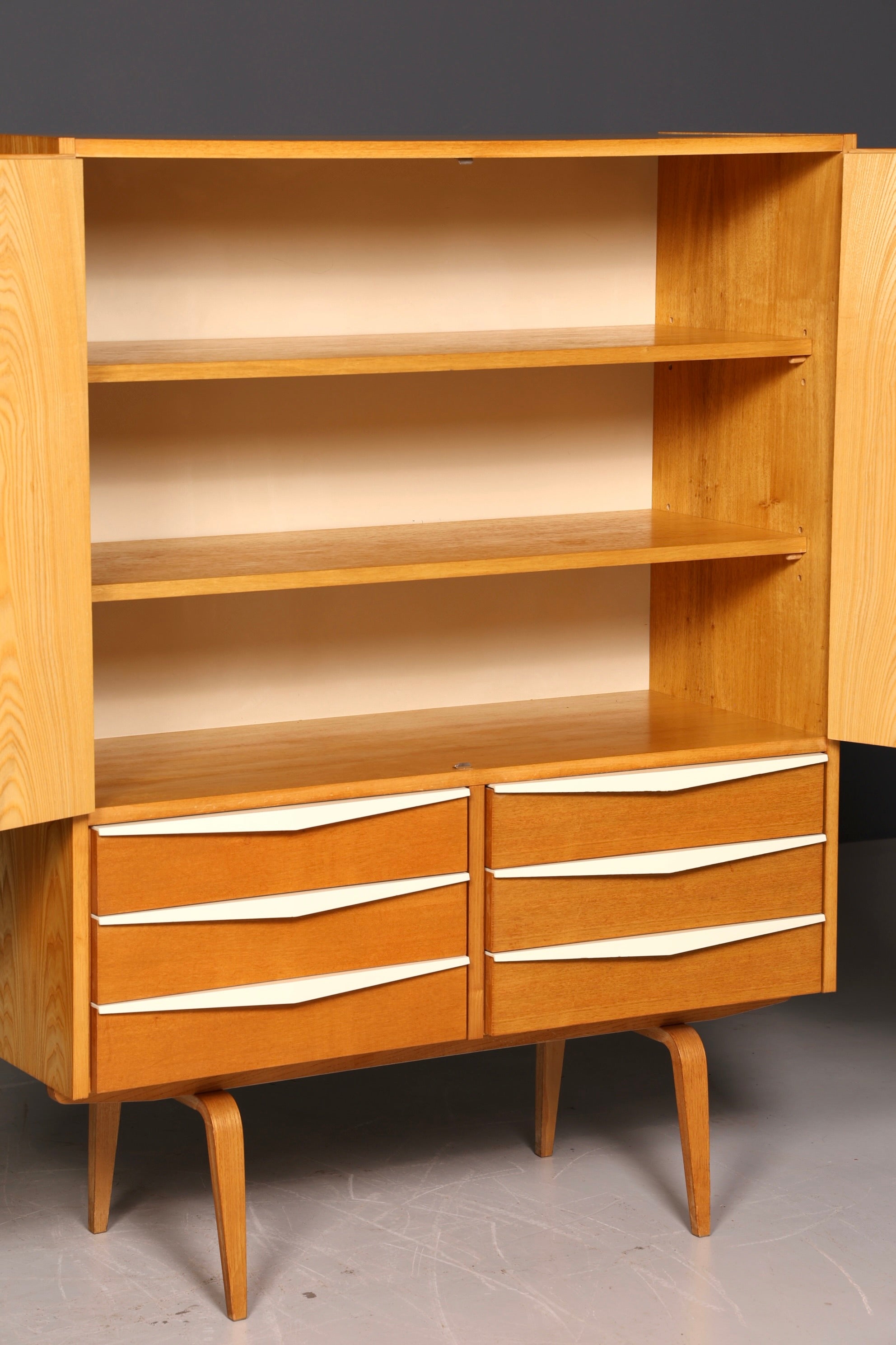 Wunderschöner Hellerau Schrank Modell 427 Mid Century Vintage Aktenschrank Highboard Vertiko Wäscheschrank