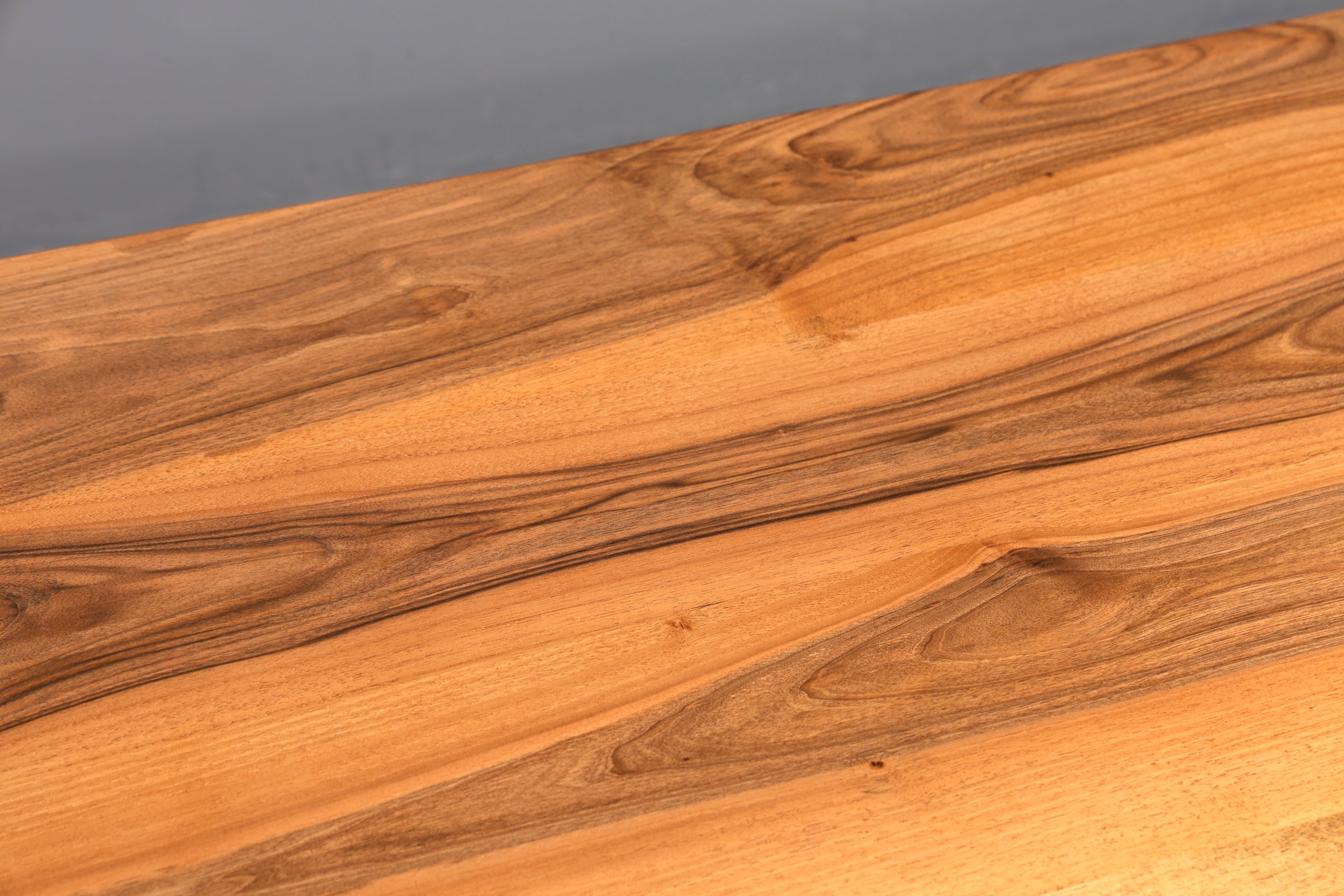 Belle table en noyer massif, plateau à bords naturels, 260 cm x 97 cm, idéale pour la salle à manger ou la cuisine.