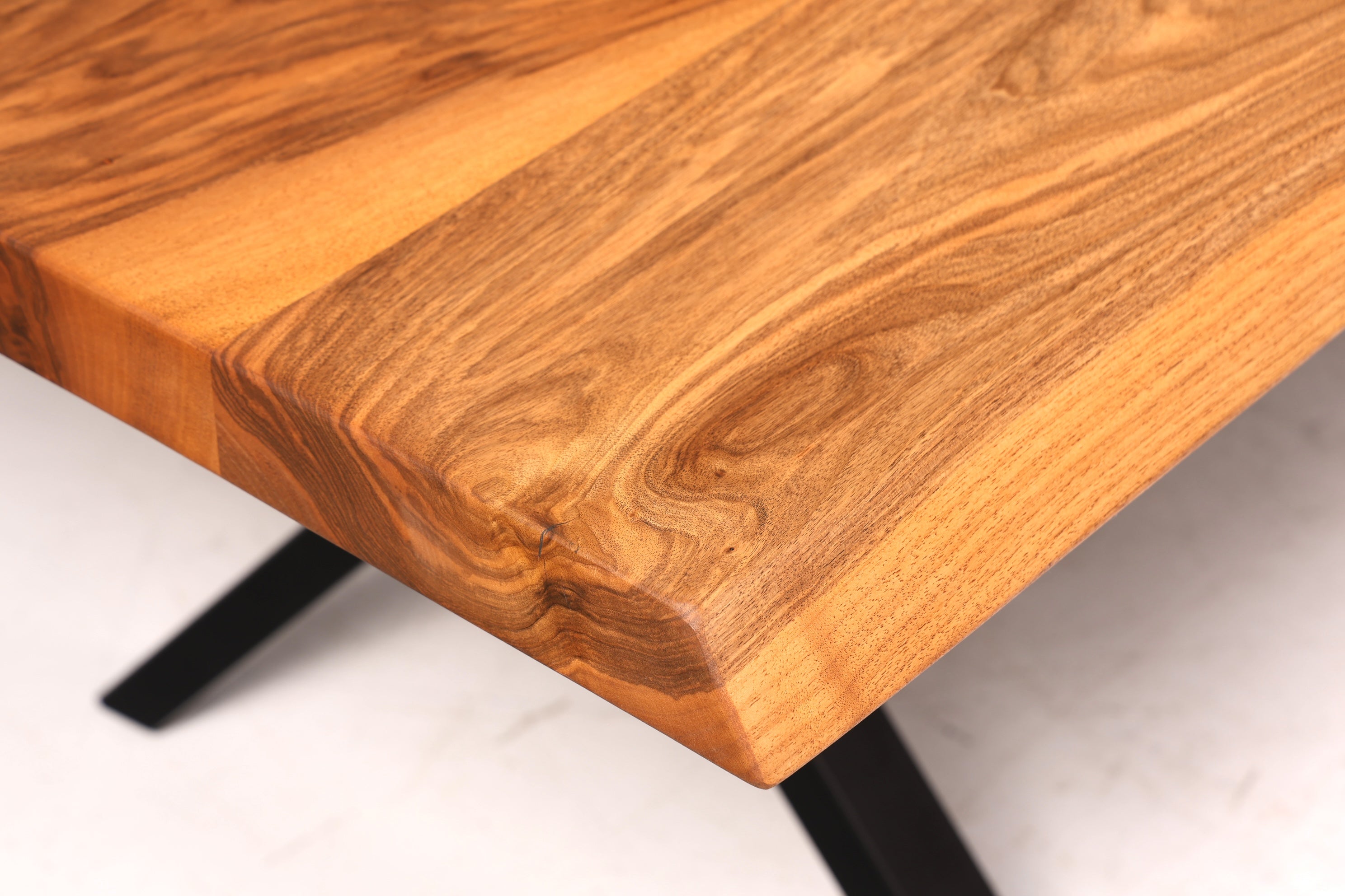 Belle table en noyer massif, plateau à bords naturels, 240 cm x 95 cm, idéale pour la salle à manger ou la cuisine.