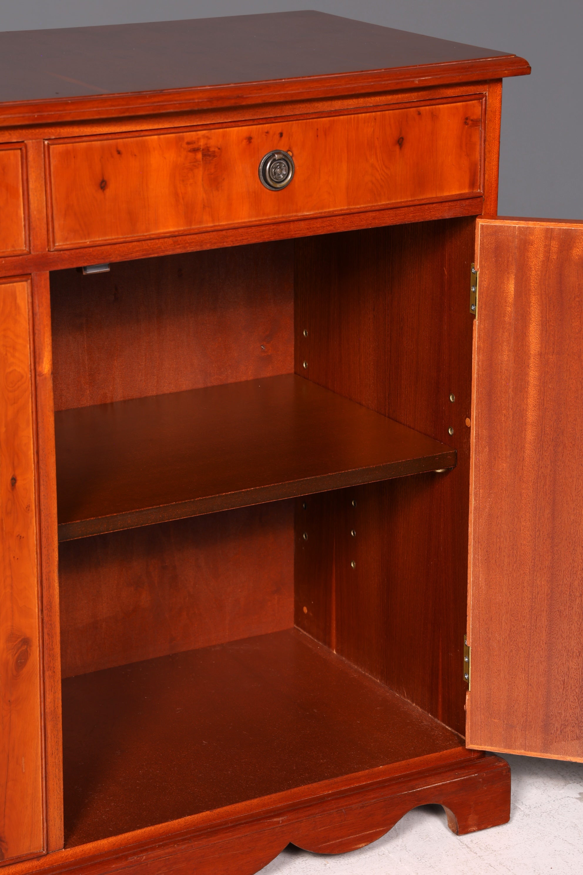 Wunderschöner Englischer Schrank Kommode Eibe Anrichte Buffet Sideboard Vintage