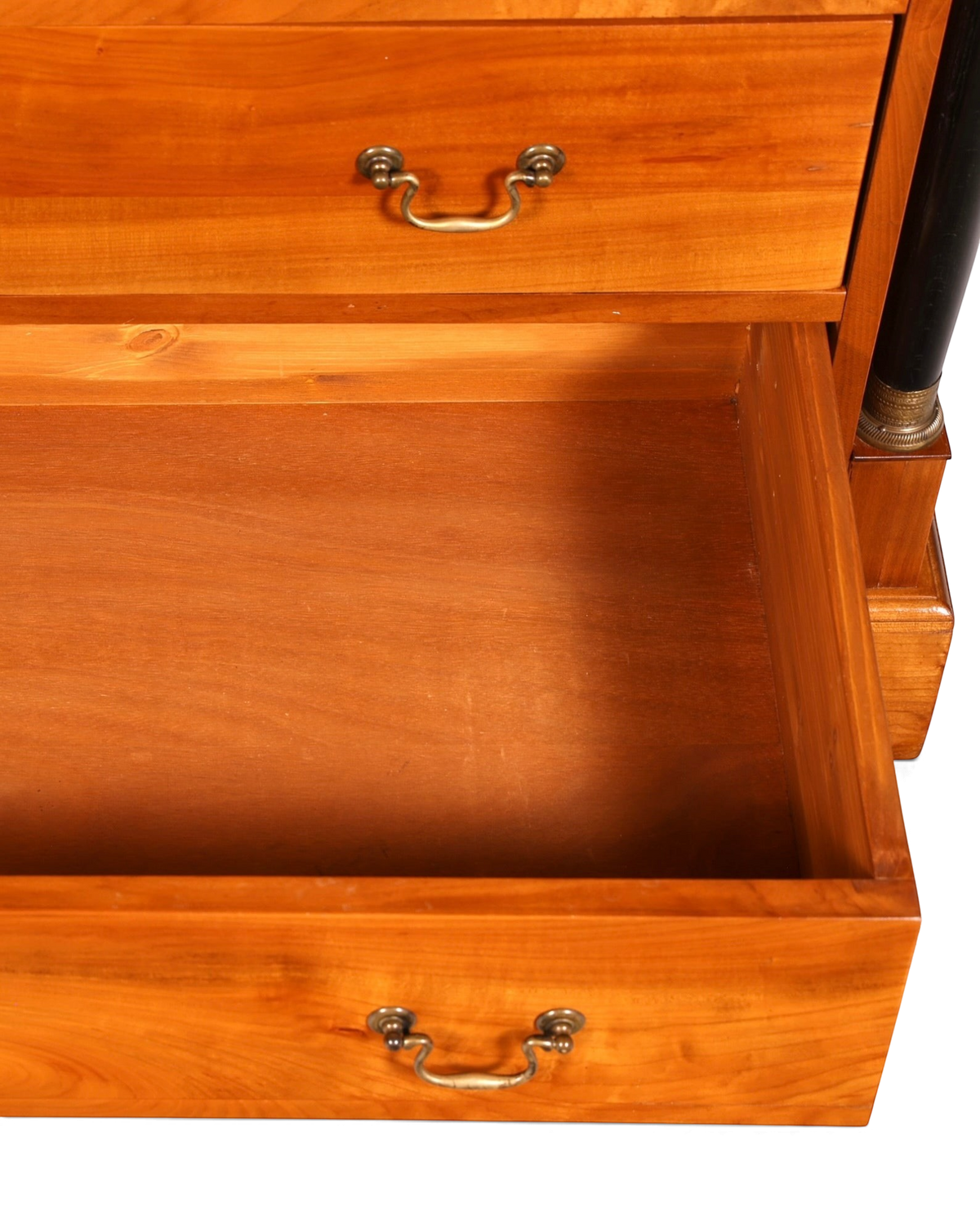 Geöffnete Schublade einer Kommode von Hauptstadt Möblerei aus warmem, honigfarbenem Holz mit antiken Messinggriffen.