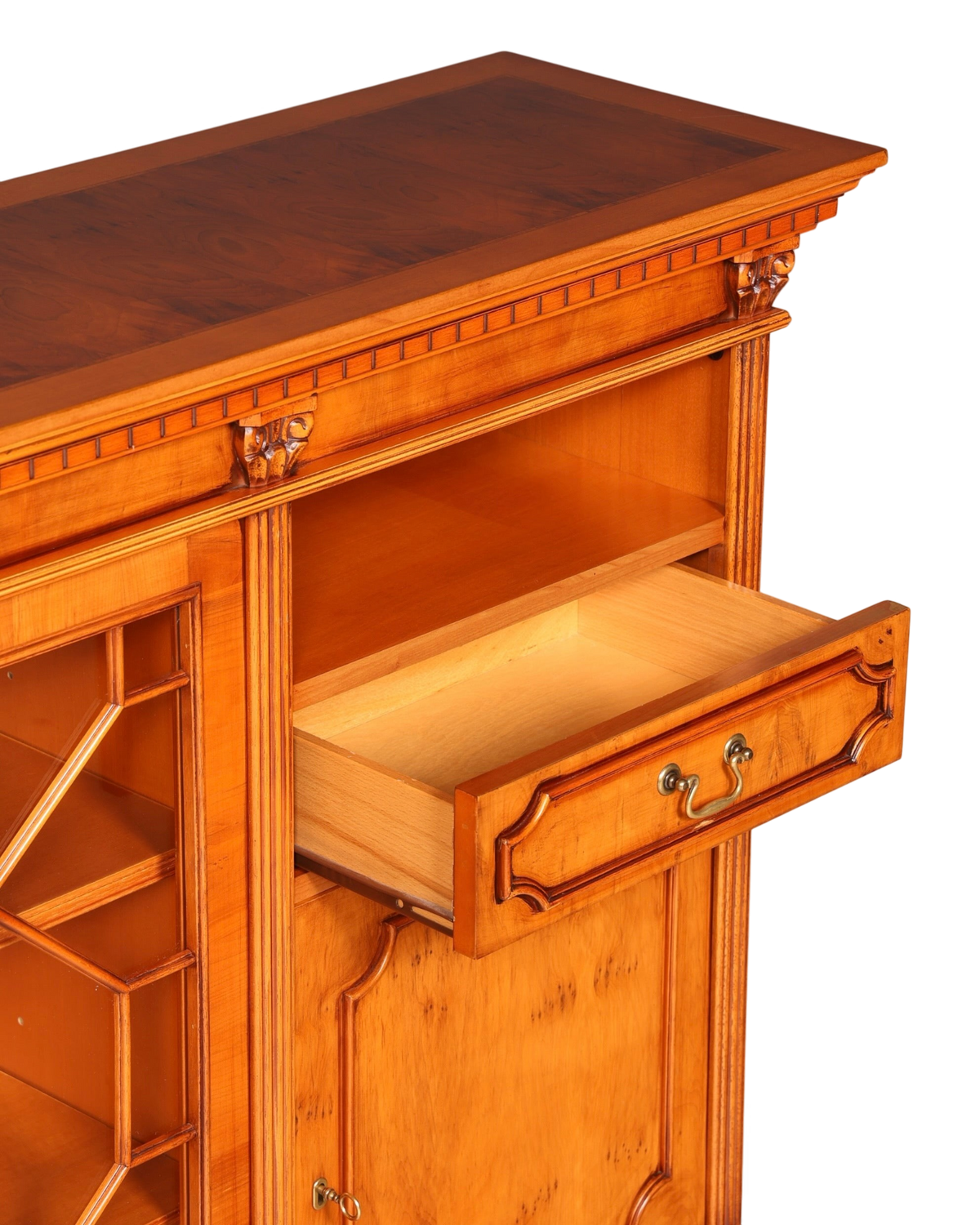 Hauptstadt Möblerei H962 Anrichte aus hellem Holz mit Intarsien, Schublade und verglastem Fach im klassischen Stil