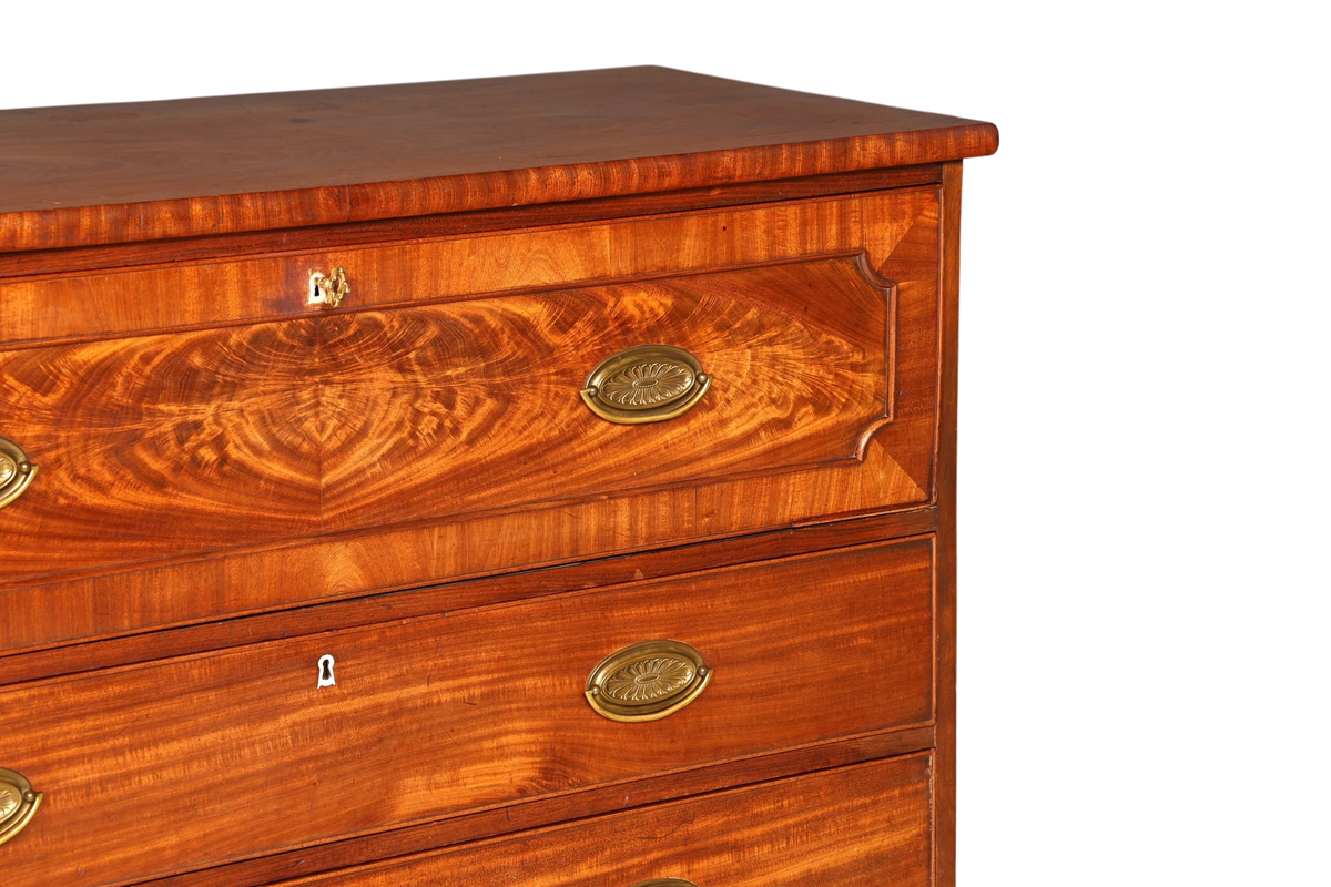 Hauptstadt Möblerei englische Antik-Kommode aus massivem Holz mit edler Maserung und dekorativen Messing-Muschelgriffen