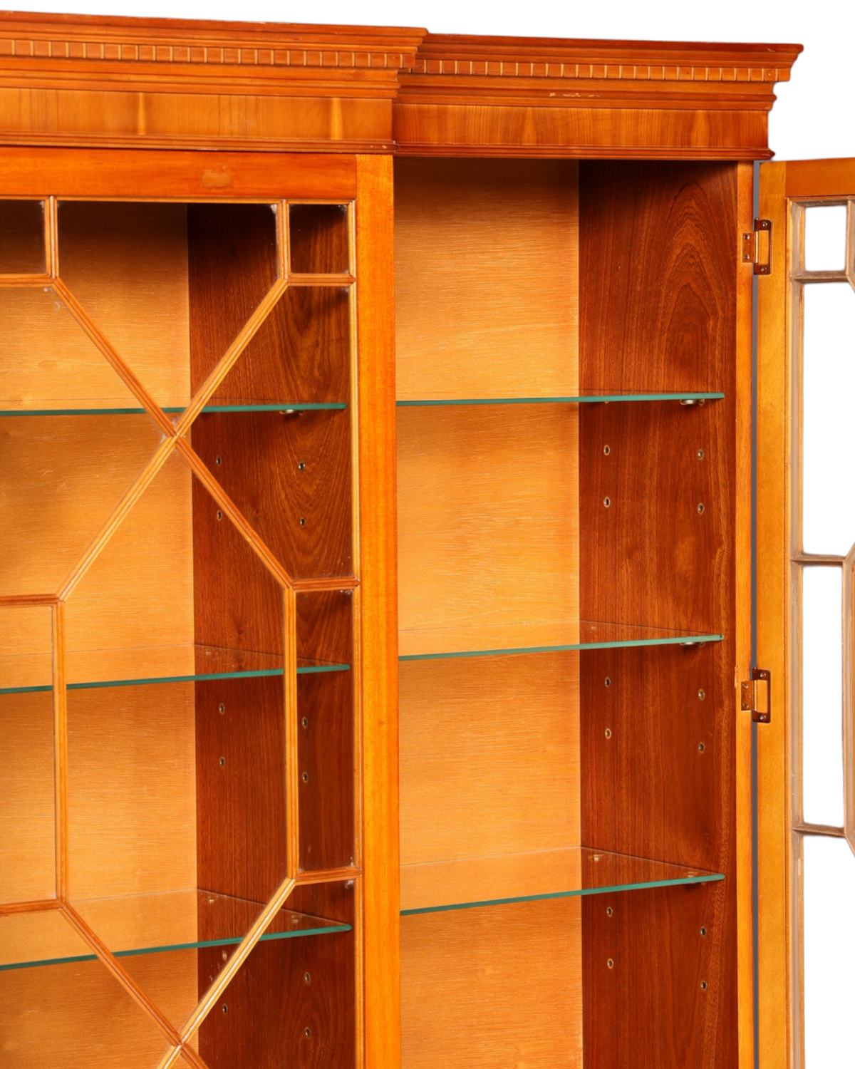 Hauptstadt Möblerei englische Vitrine aus Eibenholz mit verglasten Türen und höhenverstellbaren Glasböden