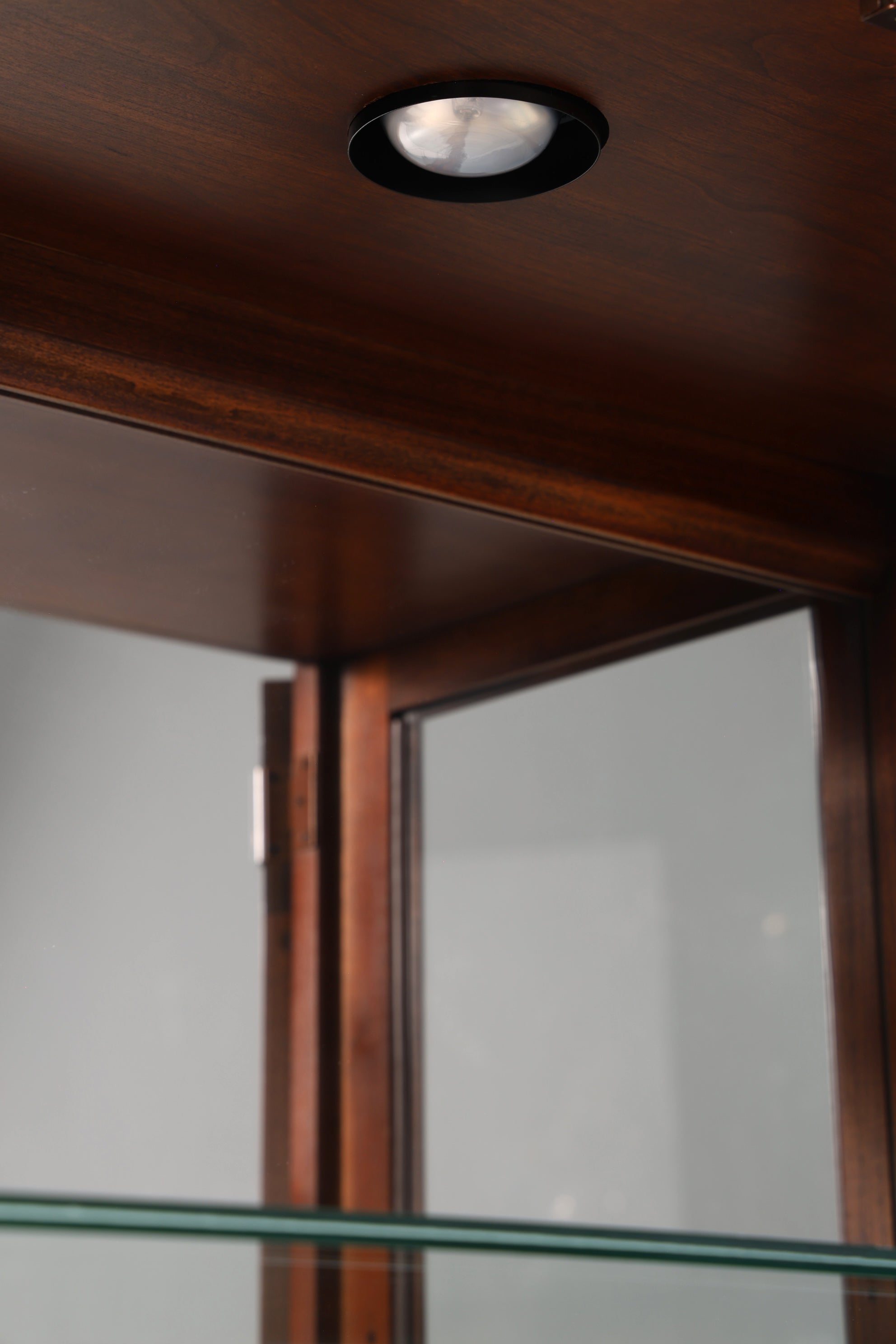 Noble Original Drexel Heritage Curio Cabinet Bookcase USA Cabinet Buffet Shelf Glass Display Cabinet