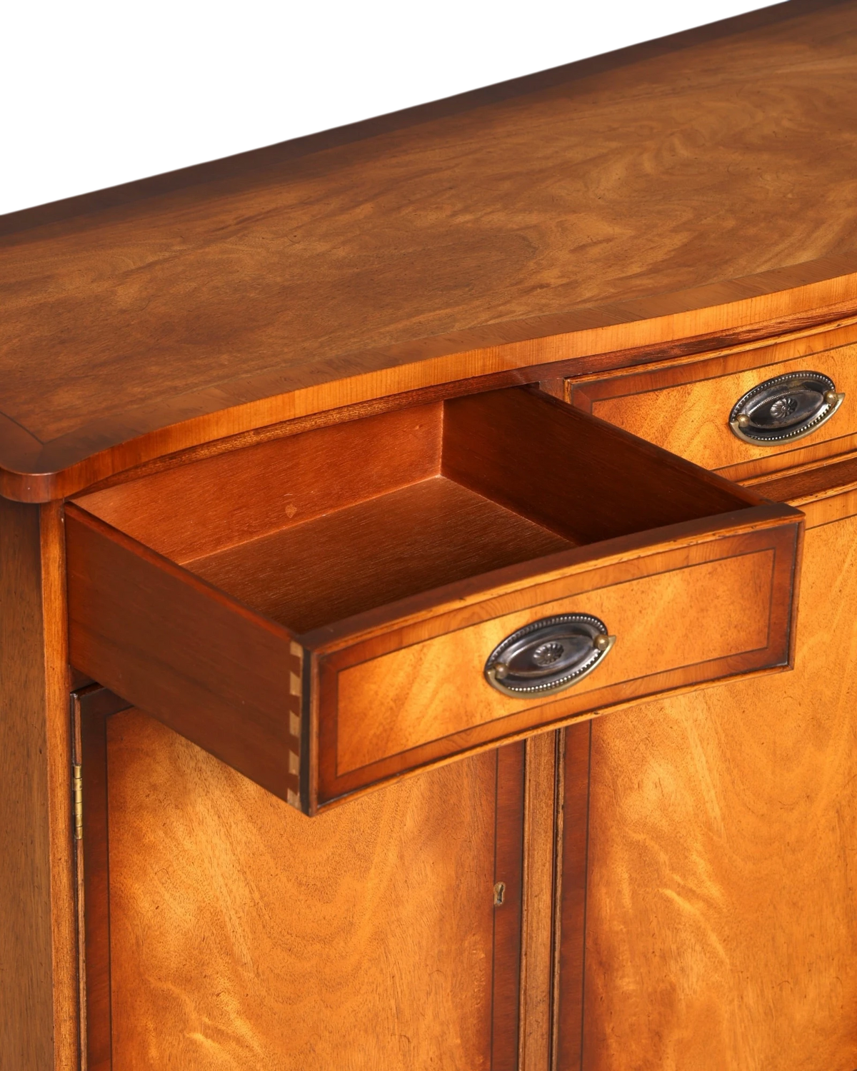Hauptstadt Möblerei Bevan Funnell Reprodux Sideboard aus massivem Echtholz mit offener Schublade und Messingbeschlag