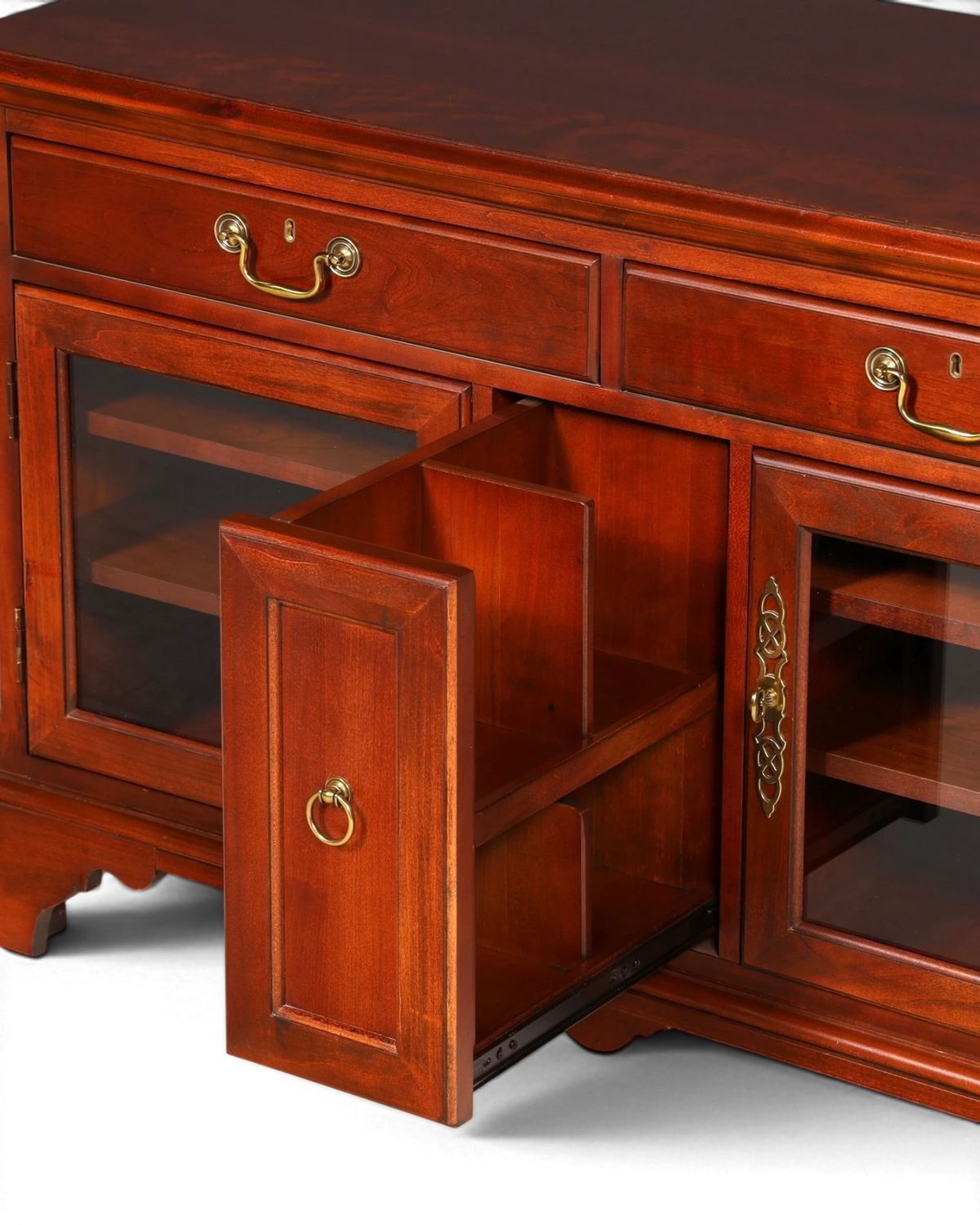 Hauptstadt Möblerei Sideboard aus dunklem Holz mit H867 Finish, Glasfronten und ausziehbarem Flaschenregal