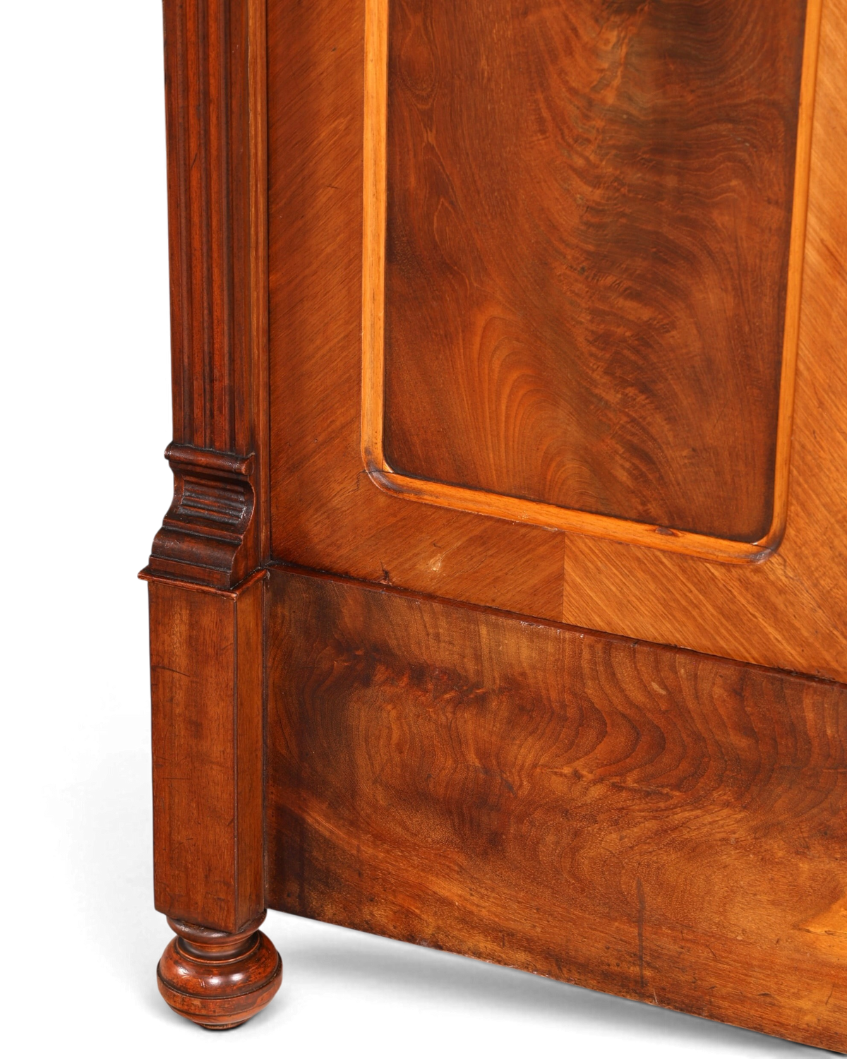 Hauptstadt Möblerei Gründerzeit Kleiderschrank aus Holz mit detaillierter Maserung und antikem Design um 1880