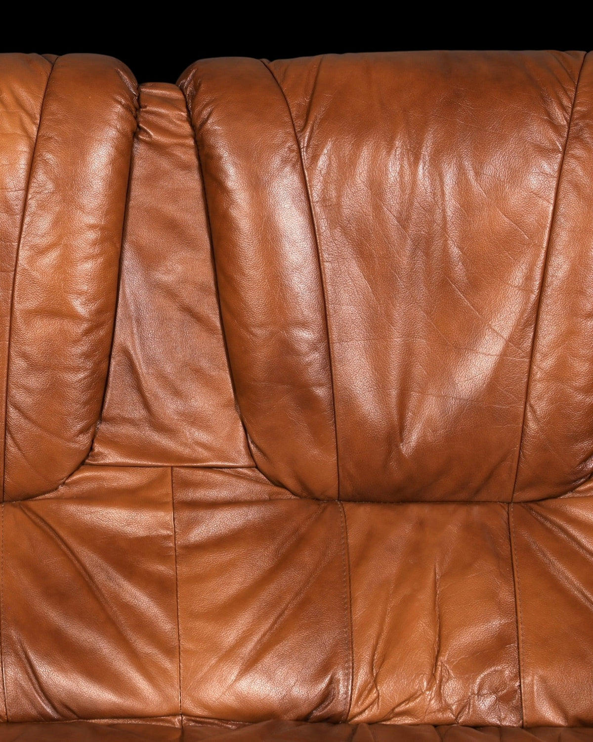 Hauptstadt Möblerei 3-Sitzer Ledercouch in Cognac mit weich gepolsterten Rückenpolstern und Vintage-Patina