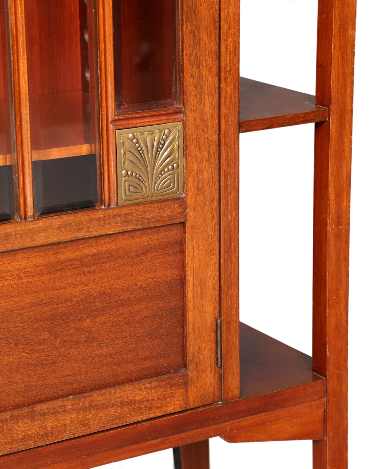 Hauptstadt Möblerei Jugendstil Vitrine aus Eichenholz mit dekorativem Messingbeschlag und Glasfront