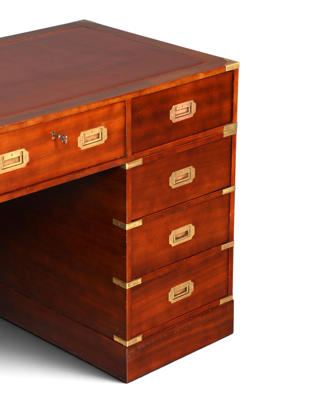 Hauptstadt Möblerei maritimer Schreibtisch im Military Chest Stil aus dunklem Holz mit Messingbeschlägen und Leder