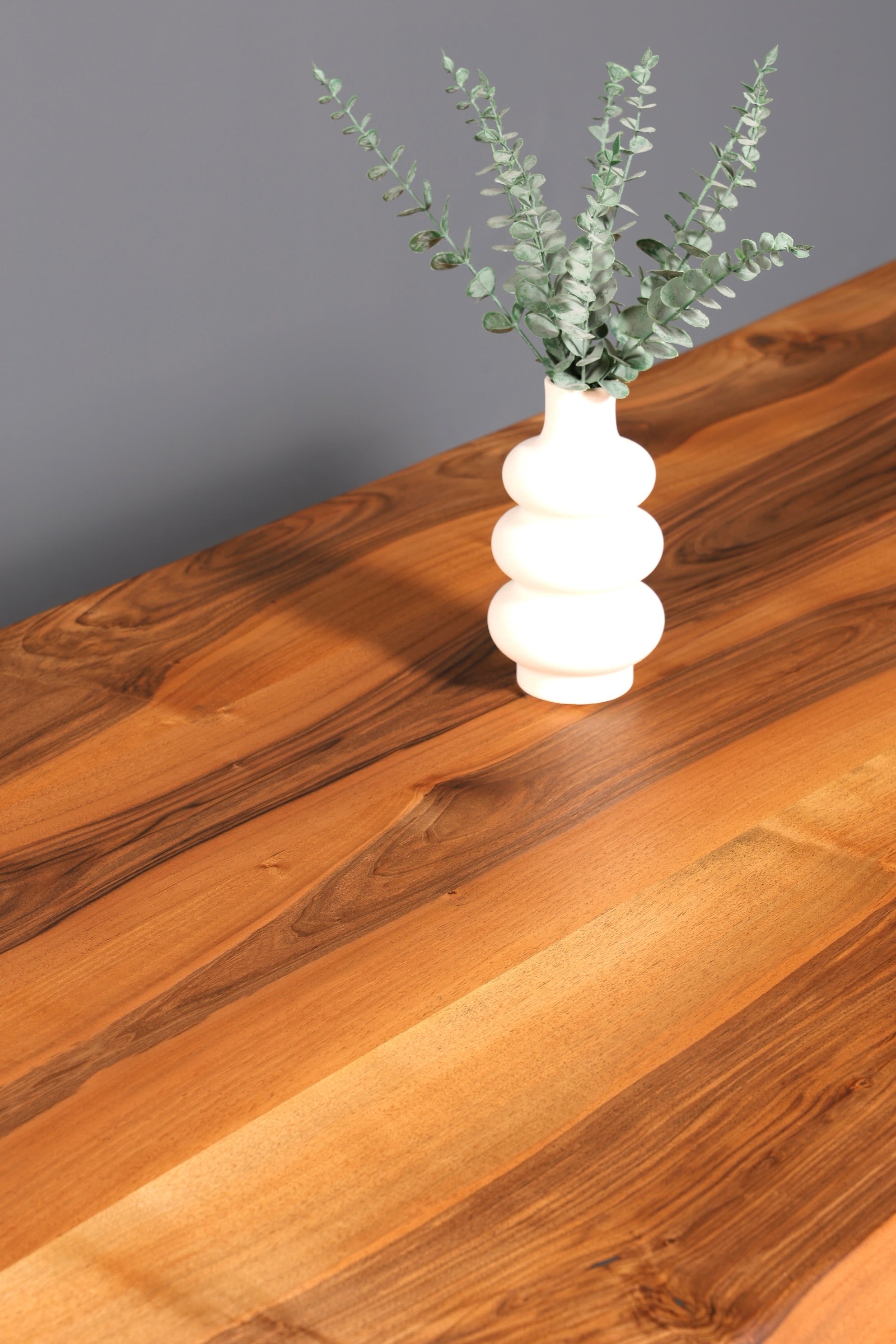 Belle table en noyer massif, plateau à bords naturels, 260 cm x 97 cm, idéale pour la salle à manger ou la cuisine.