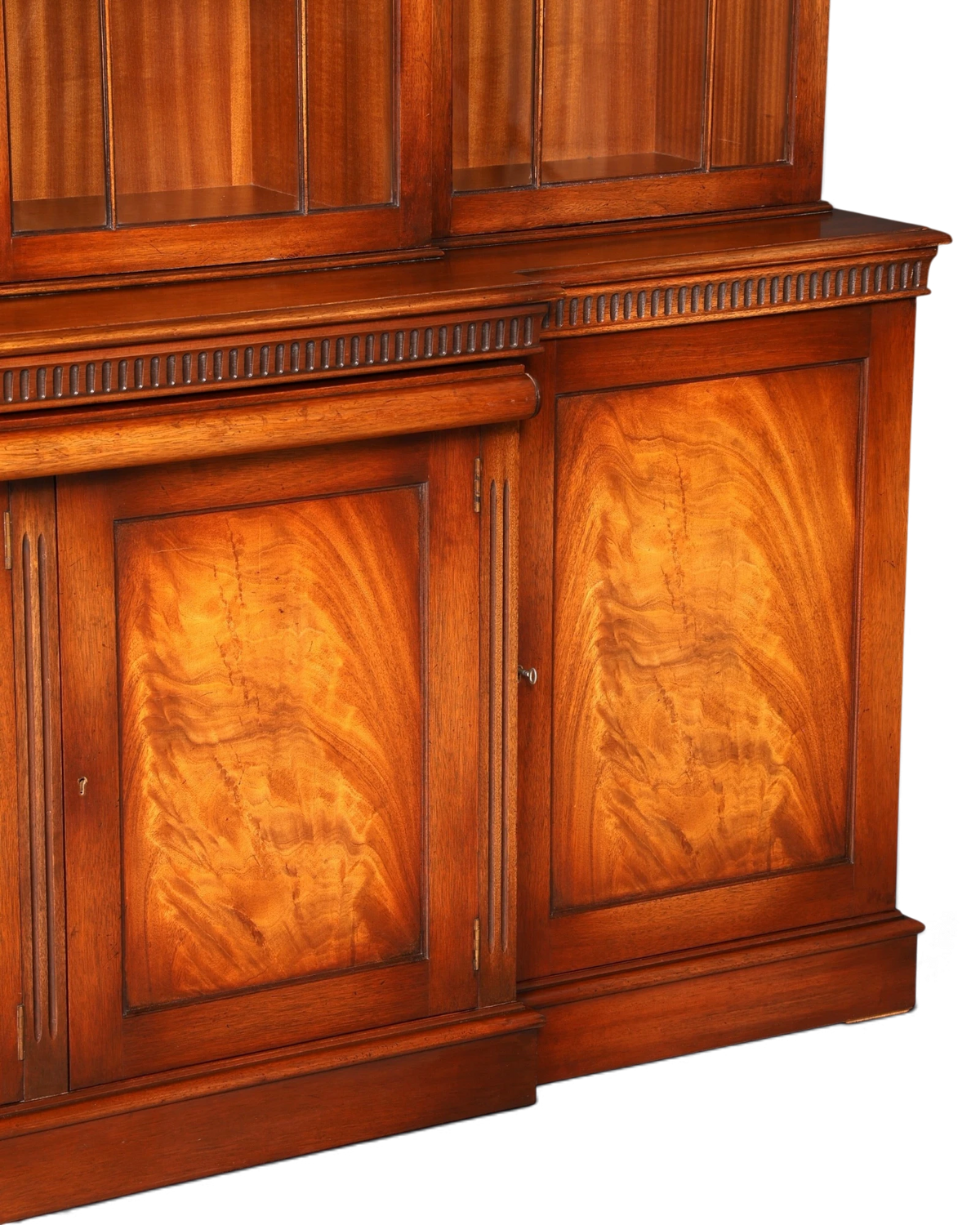Hauptstadt Möblerei englischer Vitrinenschrank aus Echtholz mit dekorativer Maserung und Messingbeschlägen