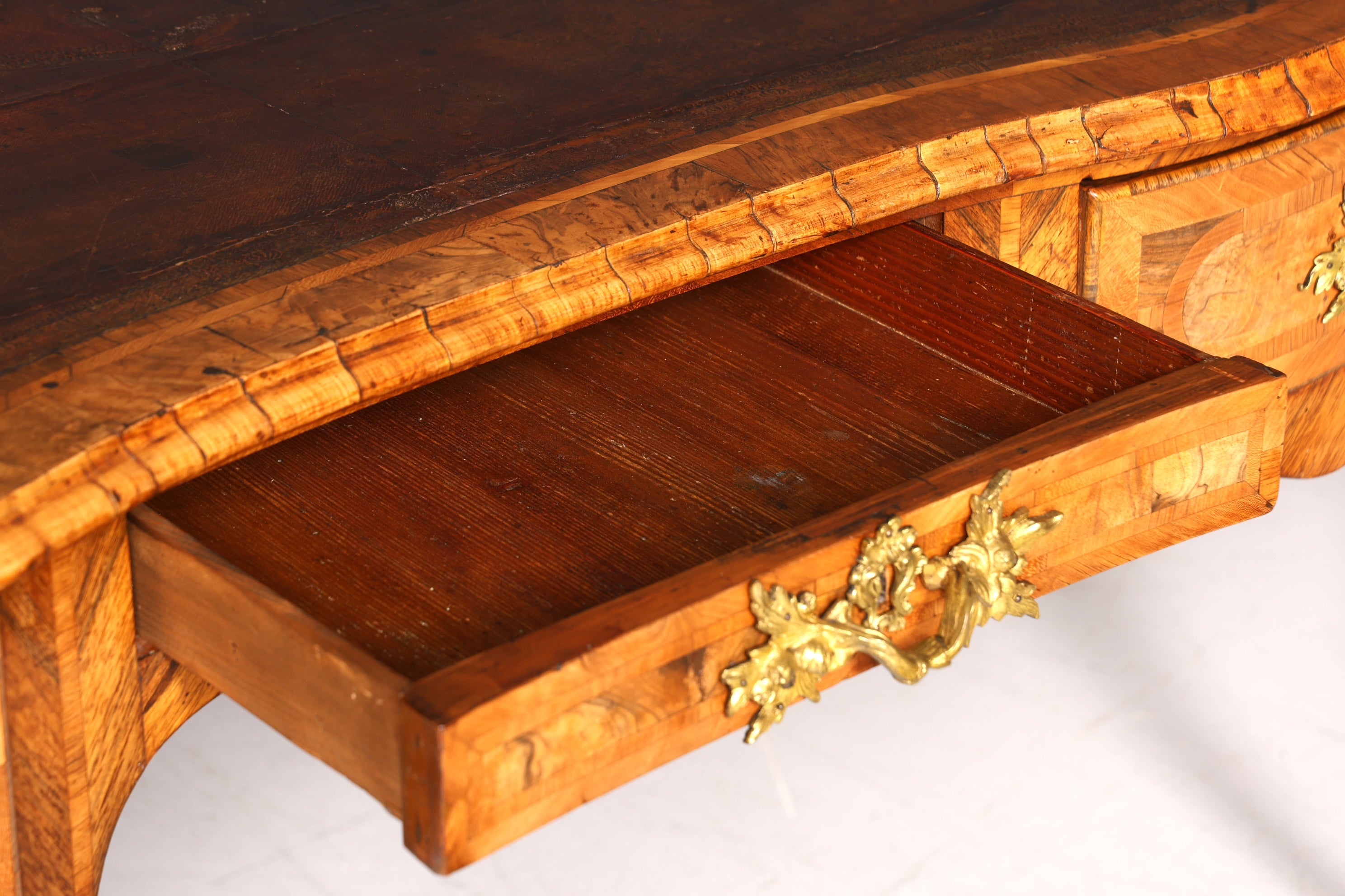 Bureau Louis XV original et majestueux de 1780, bureau plat français en cuir véritable, bureau de bureau ancien