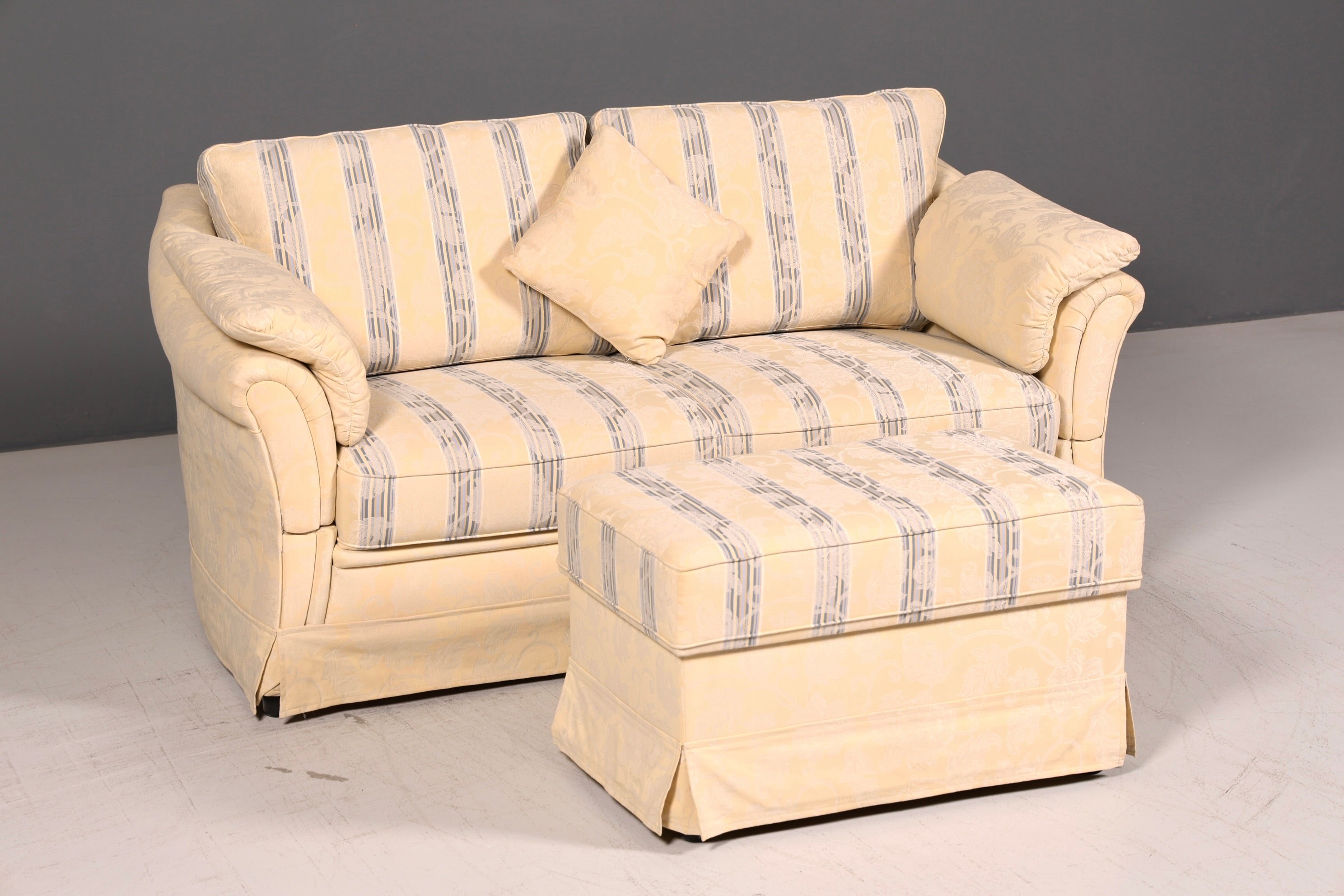 Wunderschönes Landhaus Sofa mit Hocker Englischer Stil Creme 2-Sitzer Couch Stoff Polstersofa Landhausstil Zweisitzer