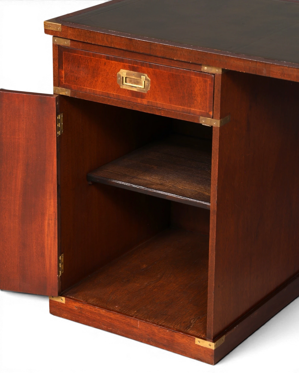 Hauptstadt Möblerei maritimer Schreibtisch im Military Chest Stil aus Holz mit Messingbeschlägen und Lederauflage