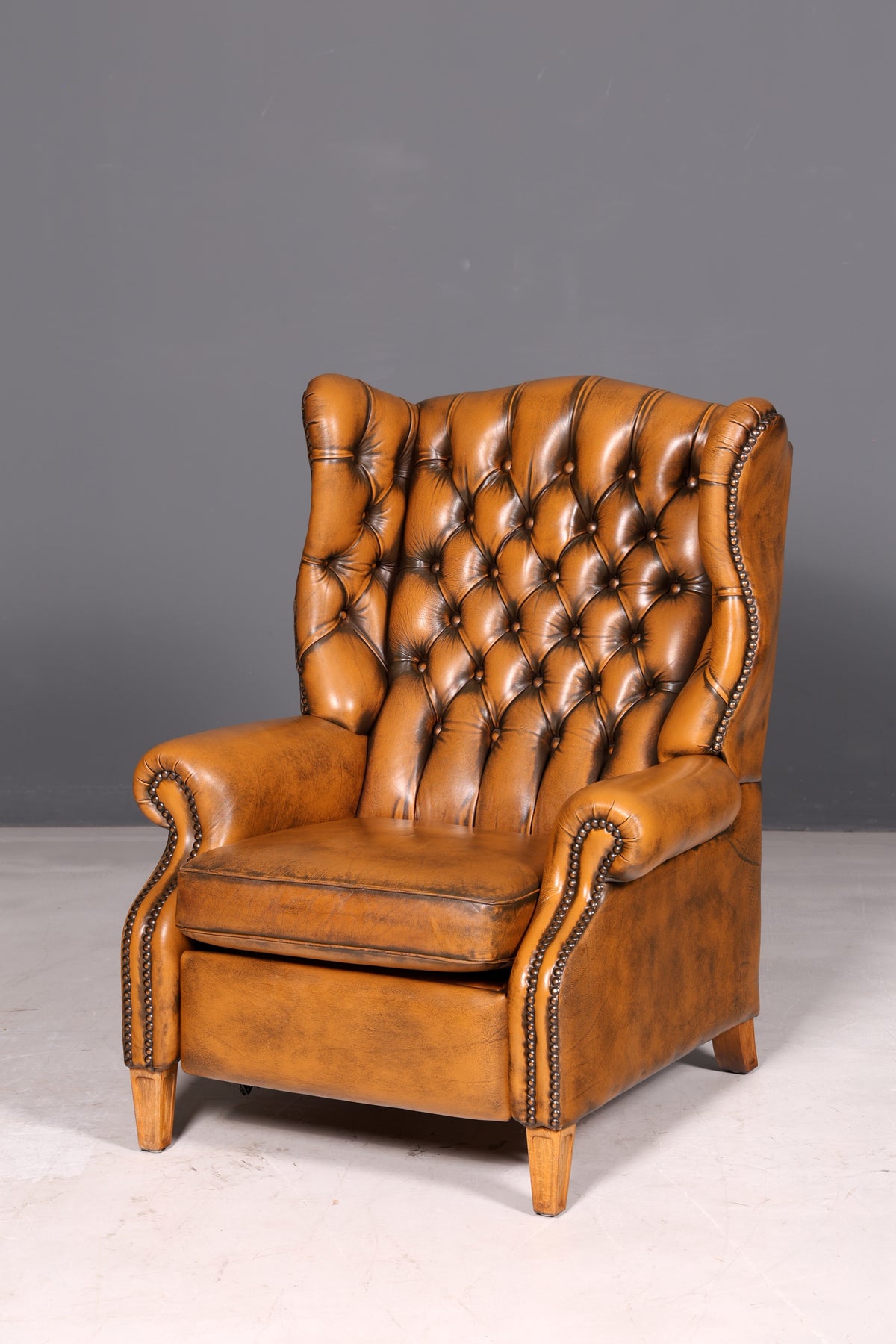 Magnifique fauteuil à oreilles Chesterfield original en cuir véritable anglais, fauteuil de maître, fauteuil relax inclinable, vintage