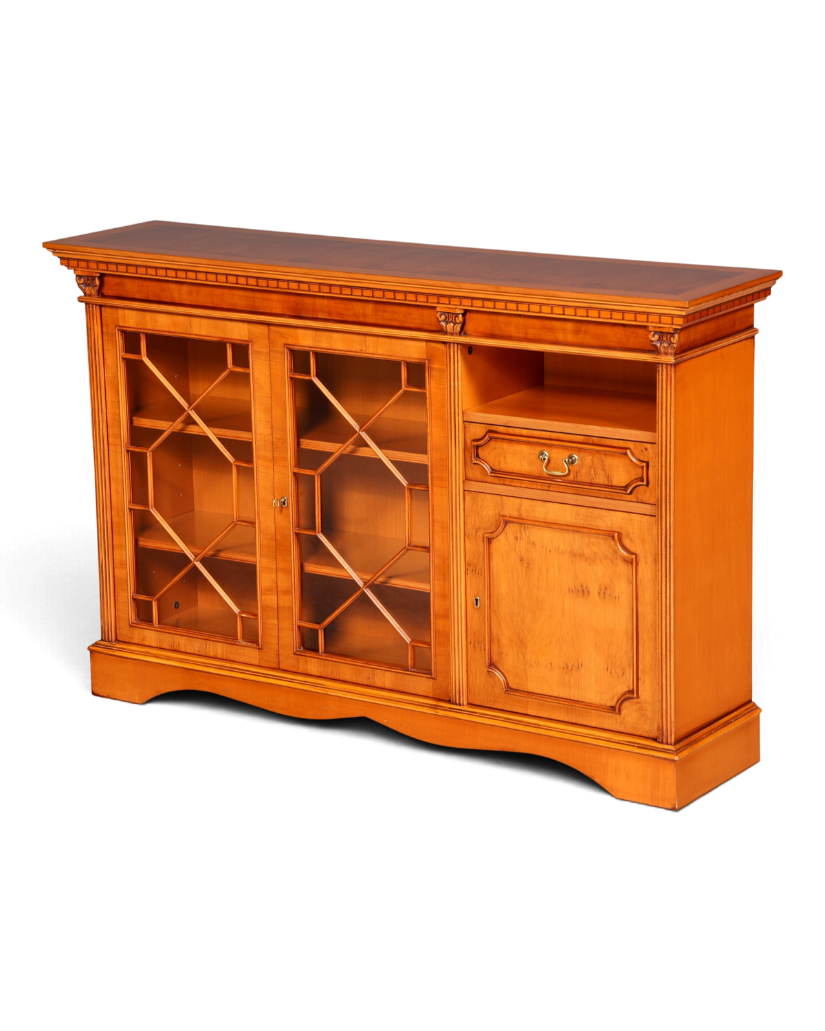 Hauptstadt Möblerei H962 Sideboard aus honigfarbenem Holz mit verglasten Türen und dekorativen Schnitzereien