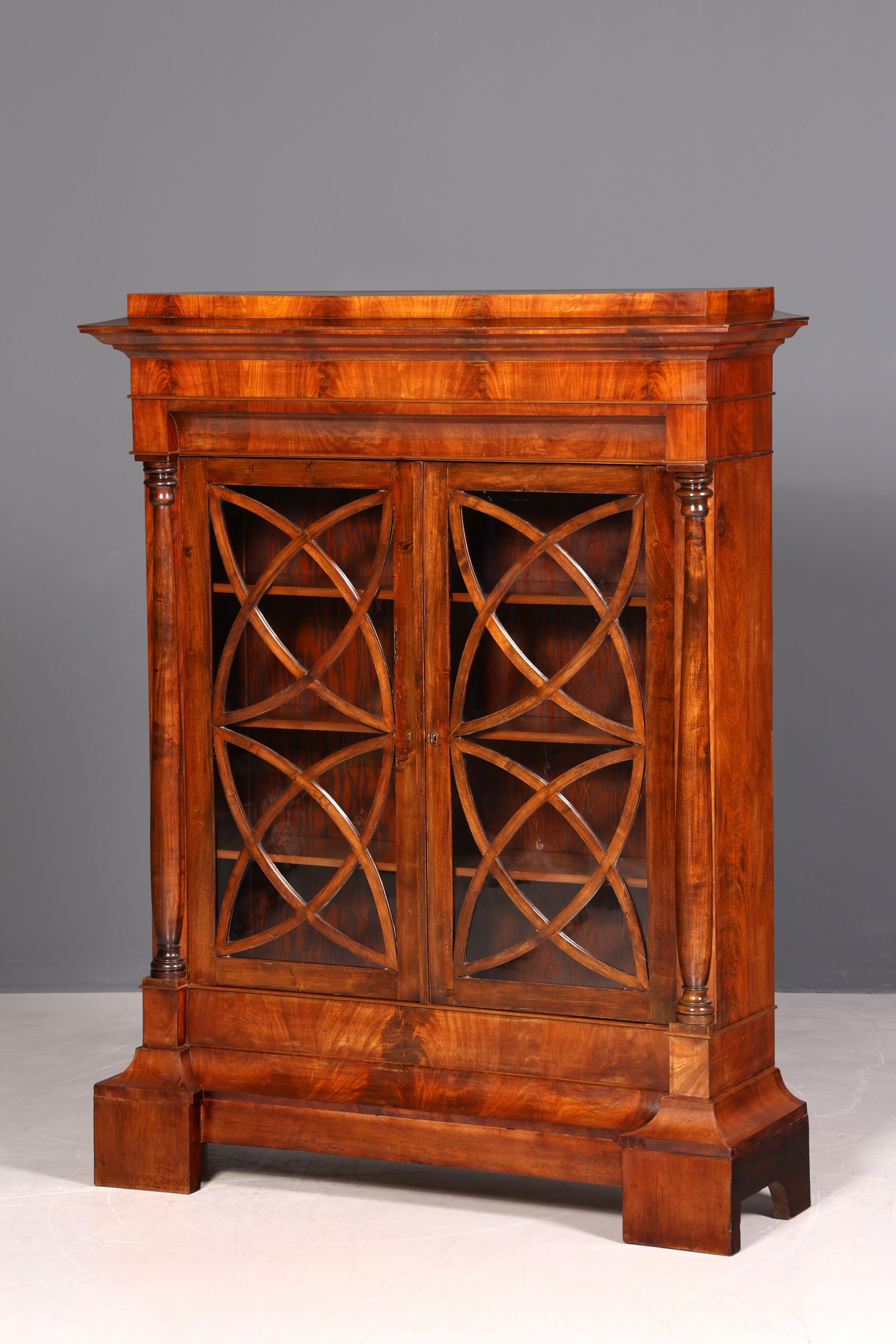 Traumhafter Original Biedermeier Vitrine um 1820 Antiker Schrank Art Deco Bücherregal