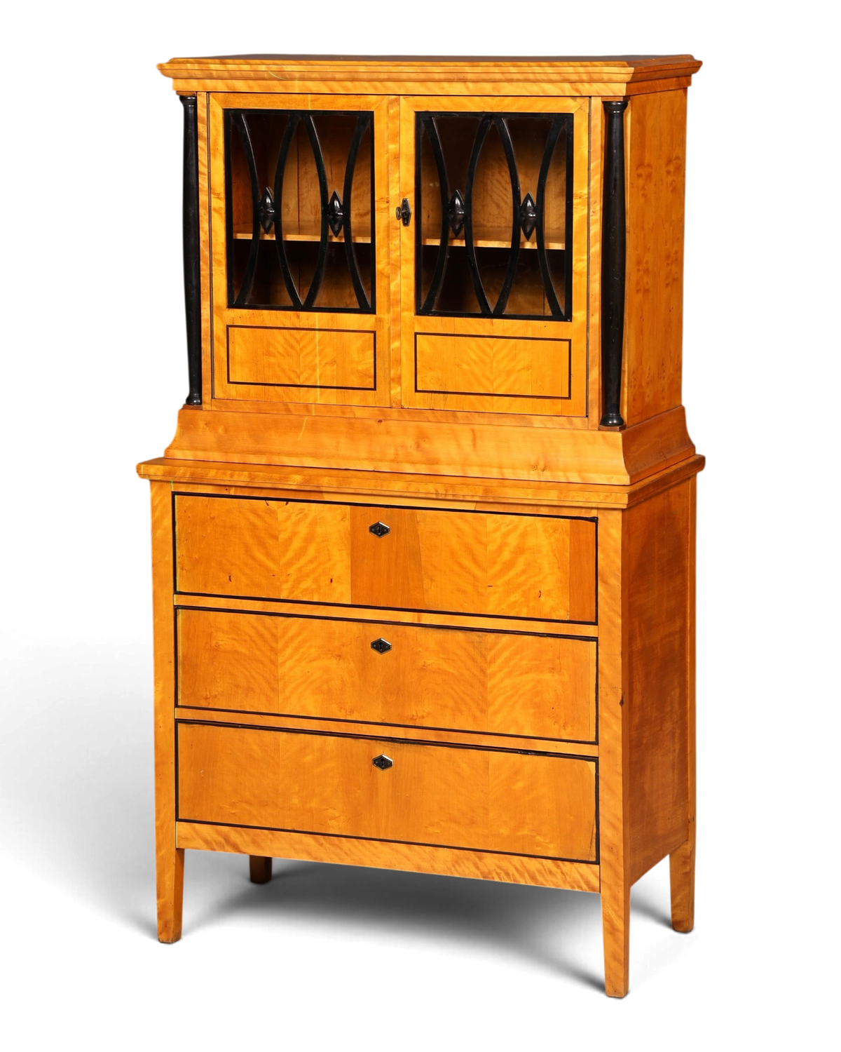 Hauptstadt Möblerei H845 Vitrinenschrank aus hellem Holz mit schwarzen Akzenten und eleganten Glaseinsätzen
