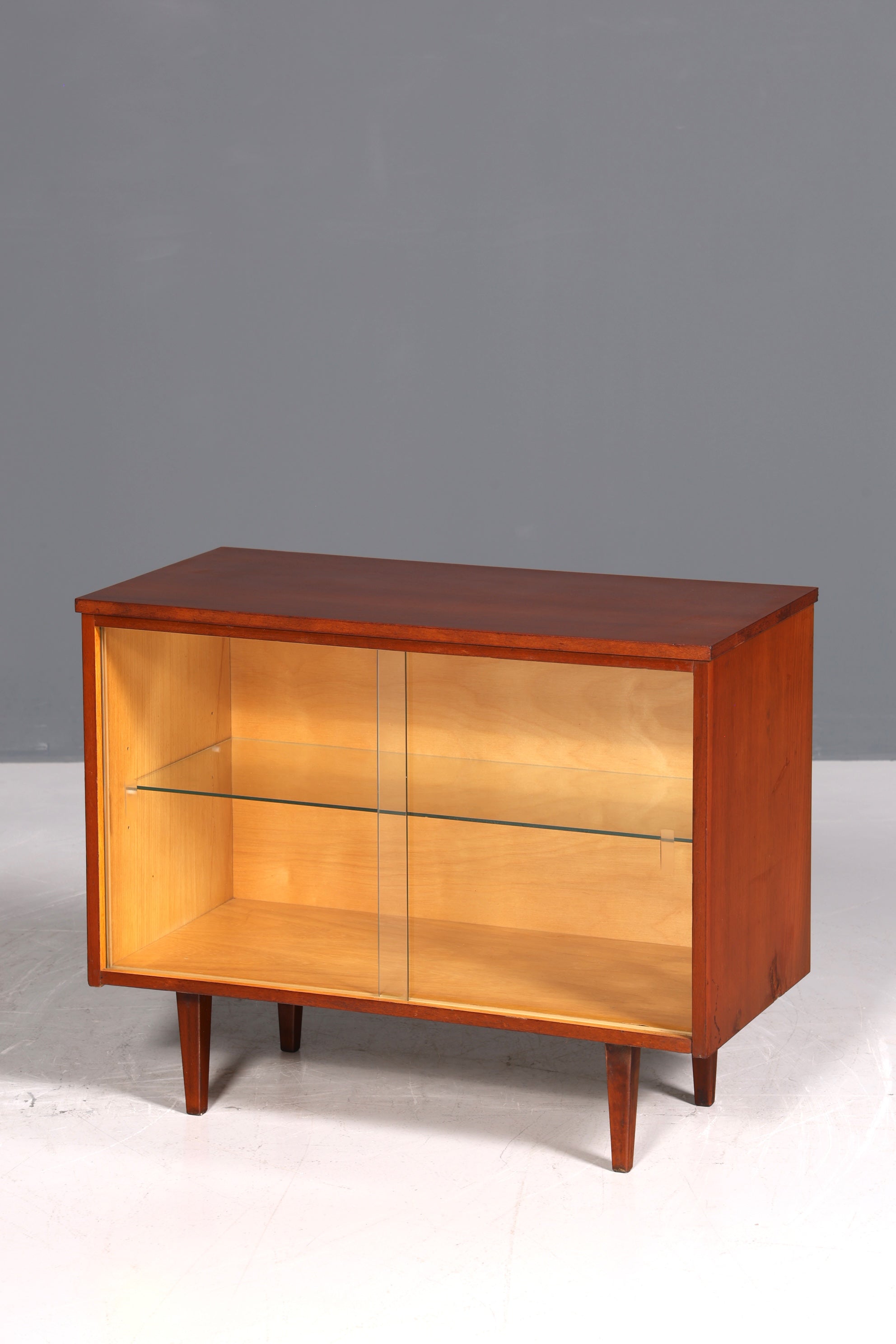 Magnifique vitrine vintage du milieu du siècle, bibliothèque rétro.