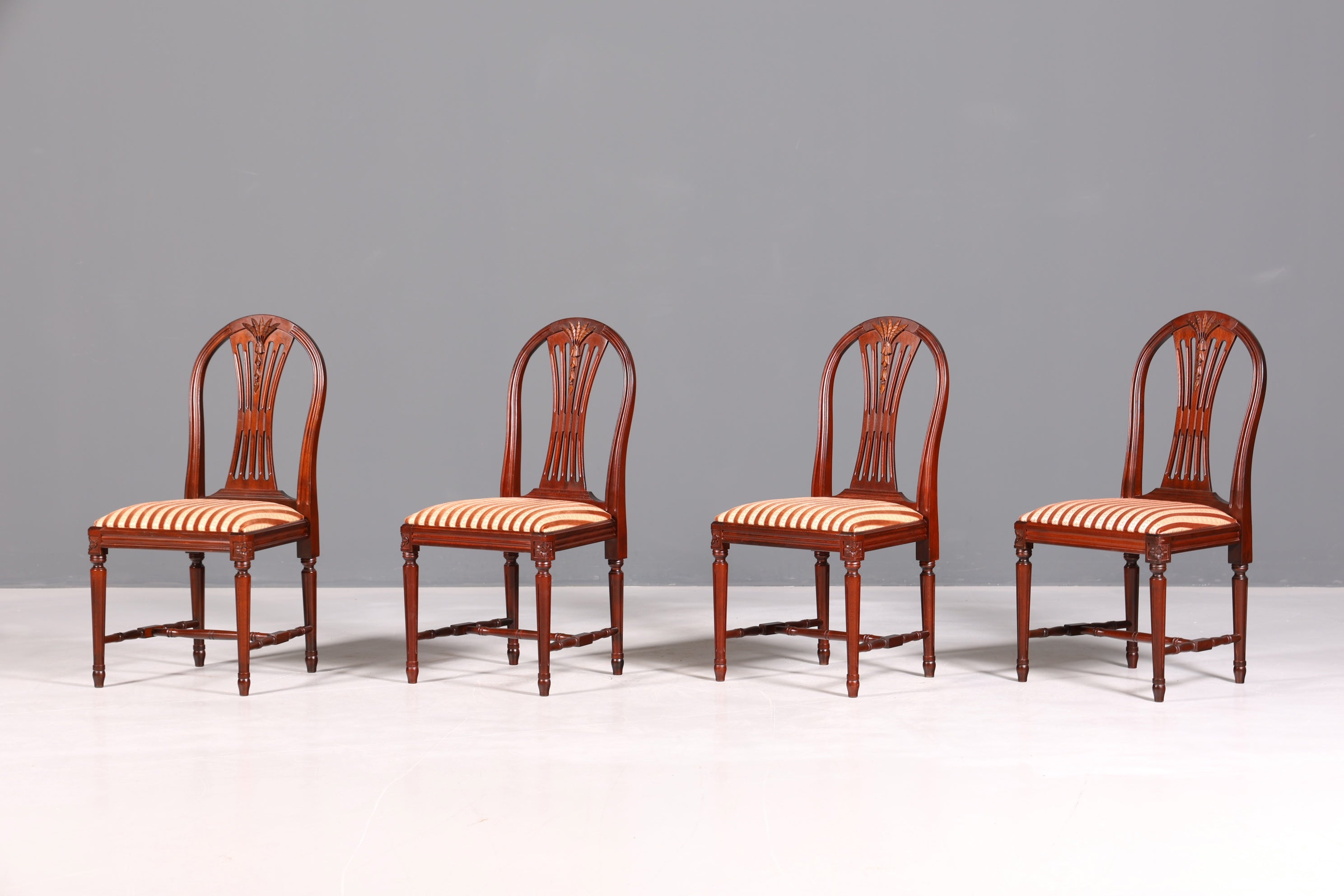 Ensemble de 4 chaises de salle à manger anglaises élégantes, chaises de cuisine antiques des années 1960.