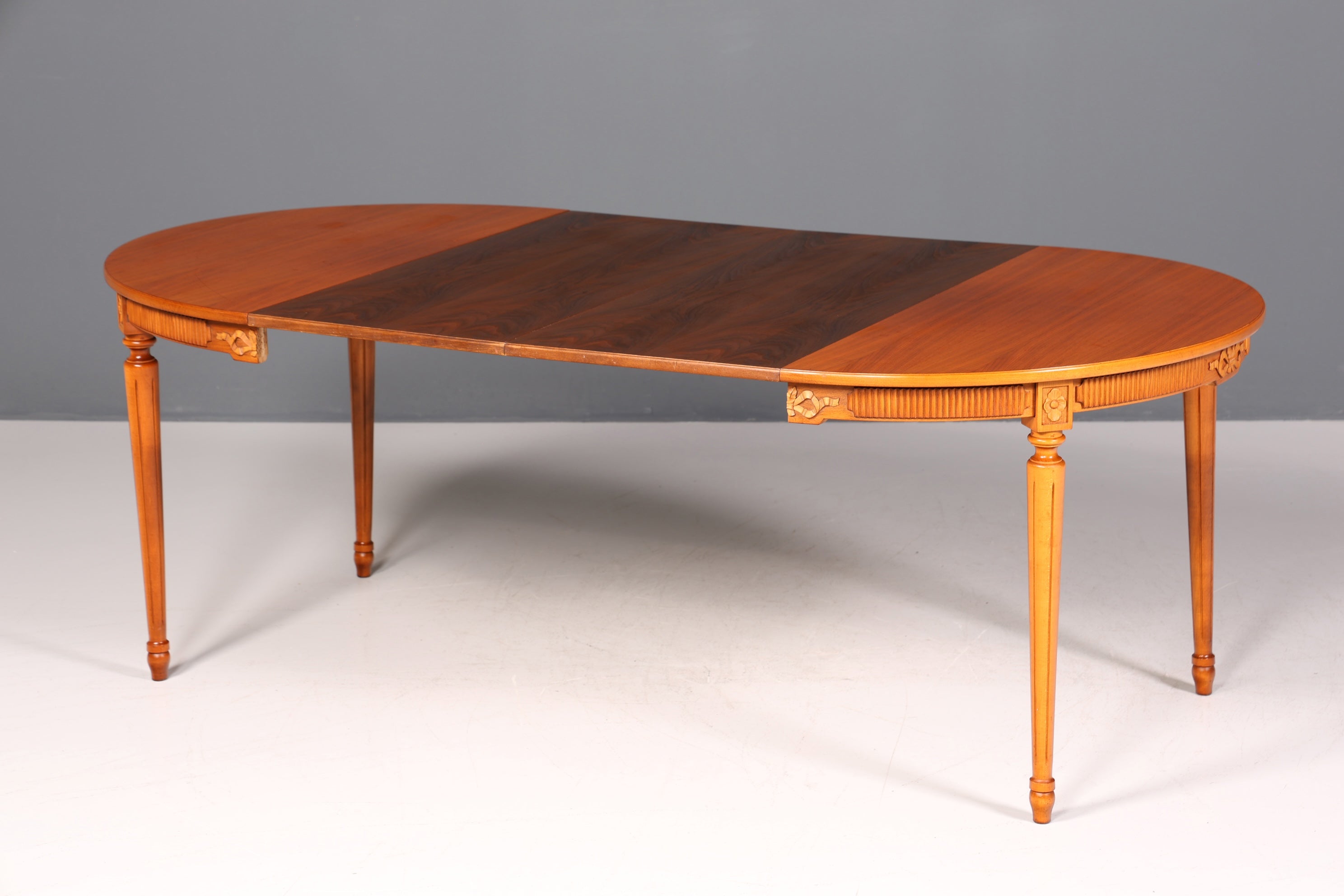 Belle table de cuisine extensible de style gustavien, table de salle à manger en if de style ancien