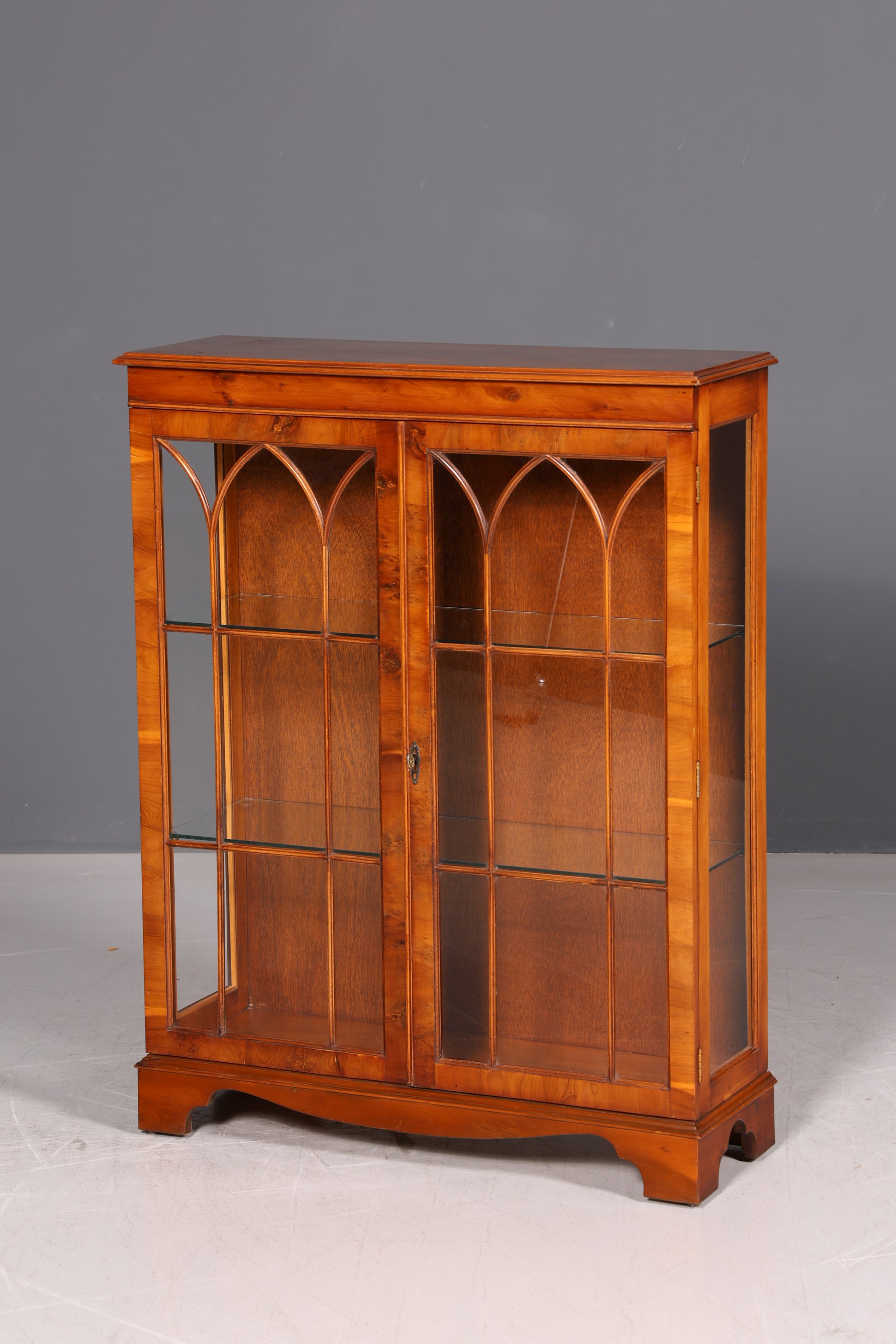 Traumhafte Englische Vitrine Bücherschrank Glasvitrine Antik 60s Eibe Vitrinenschrank Schrank Vintage