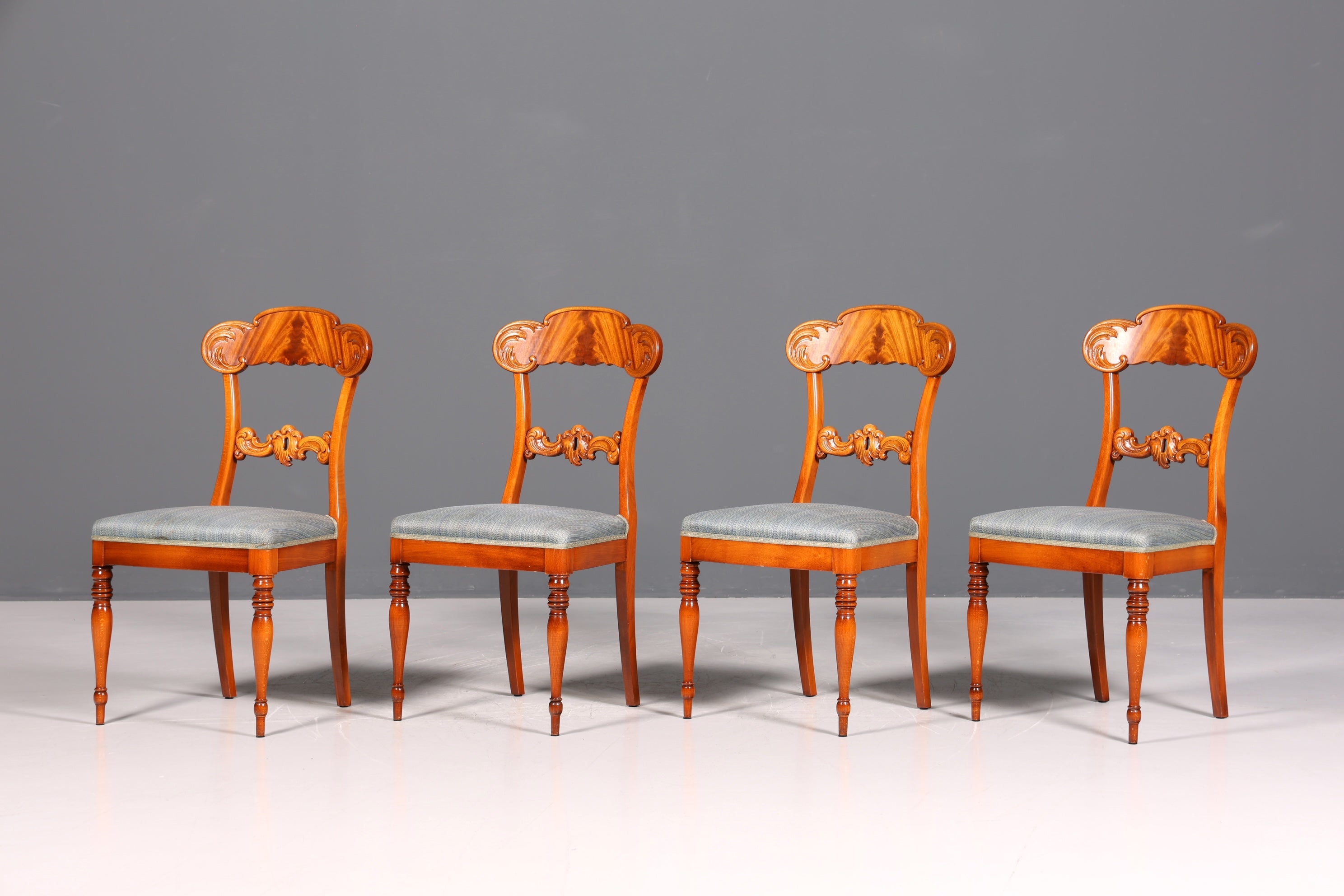 Ensemble de 4 chaises anciennes de style Biedermeier, style Louis Philippe, pour cuisine ou salle à manger.