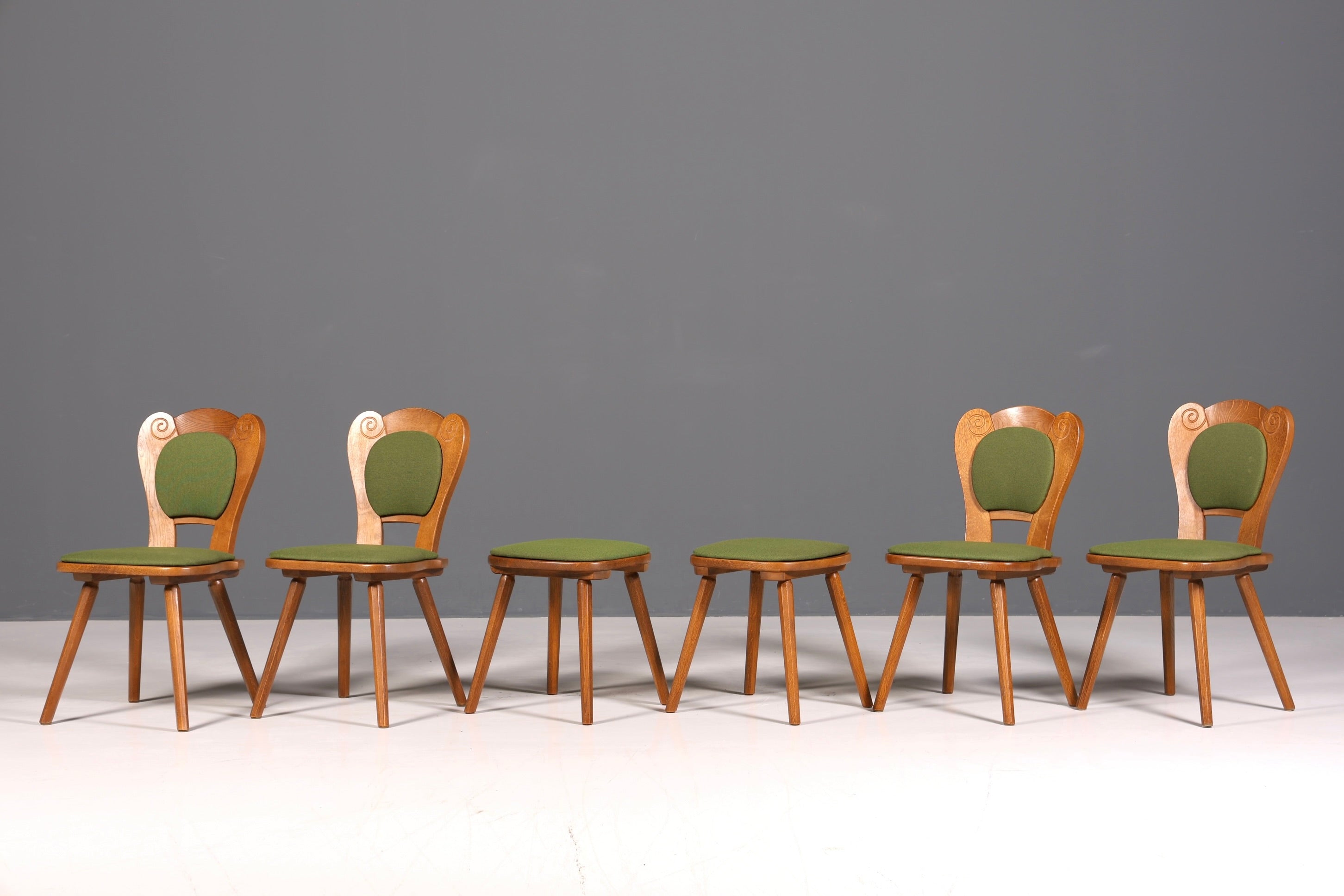 4x Schlichte Landhausstil Stühle mit zwei Hocker Retro Stuhlset Antik Stil Eiche Küchenstühle Bauernstühle Esszimmer Stühle