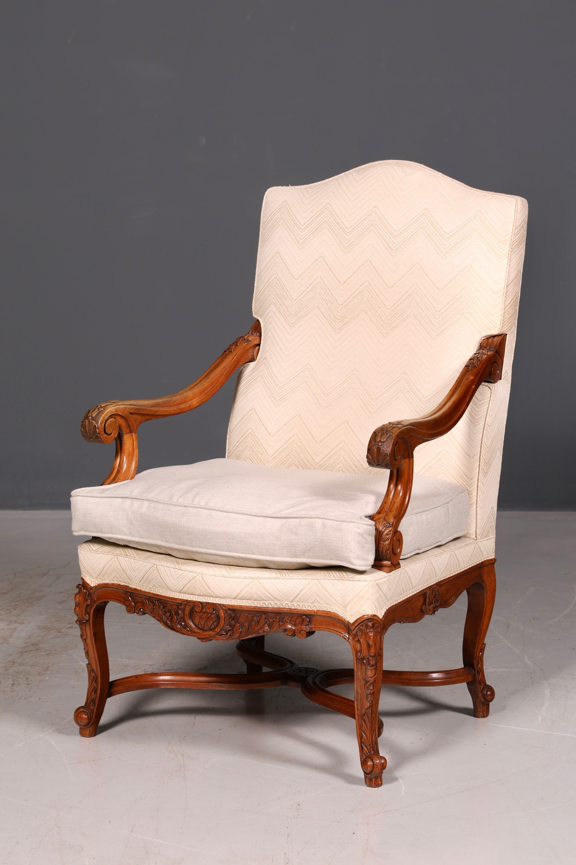 Élégant fauteuil Louis Philippe à accoudoirs de l’époque Gründerzeit, fauteuil ancien rembourré, 1 sur 2