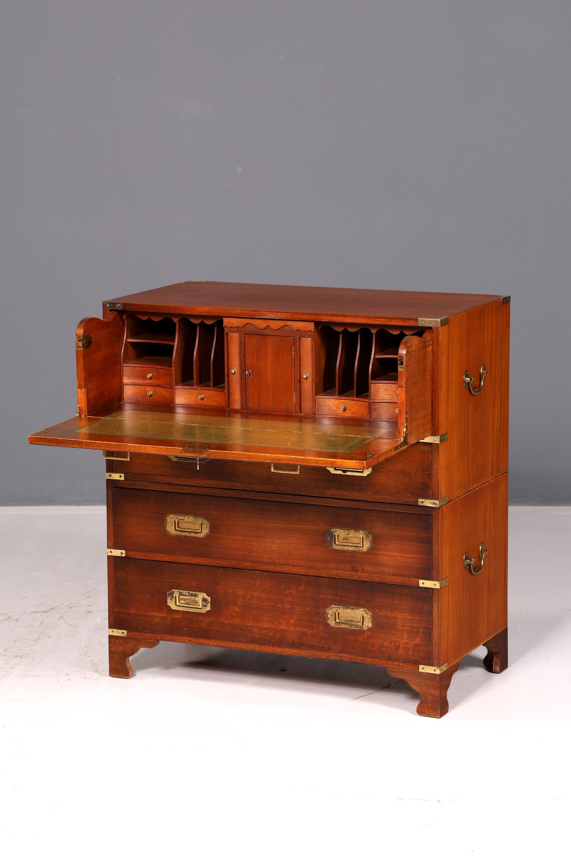 Magnifique secrétaire anglais maritime, commode-bureau avec sous-main en cuir véritable, bureau ancien vintage