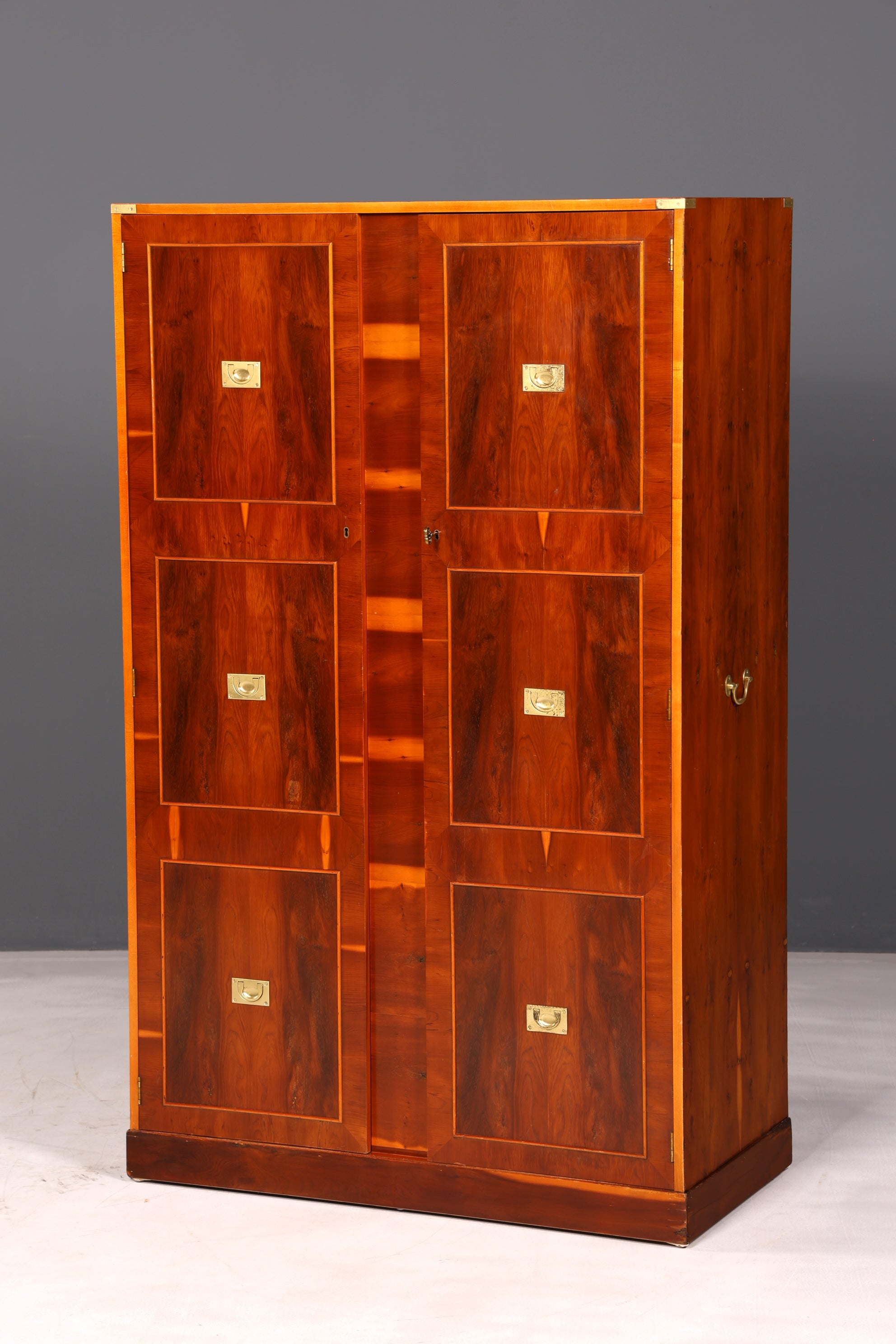 Magnifique armoire maritime de style coffre militaire, armoire à vêtements en if, petite armoire ancienne de style colonial pour entrée