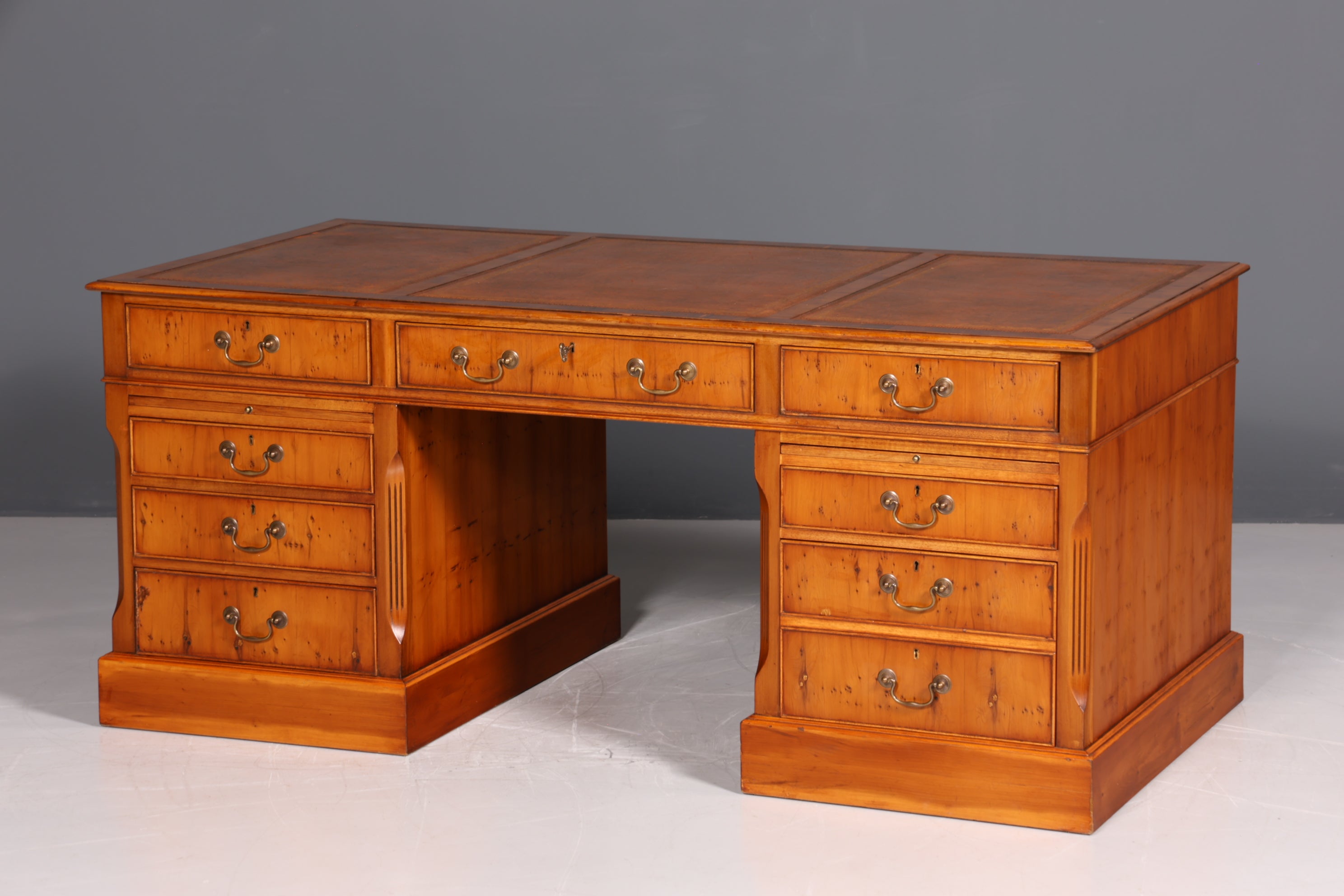 Bureau anglais de rêve, bureau en if anglais, plateau en cuir, bureau de style ancien