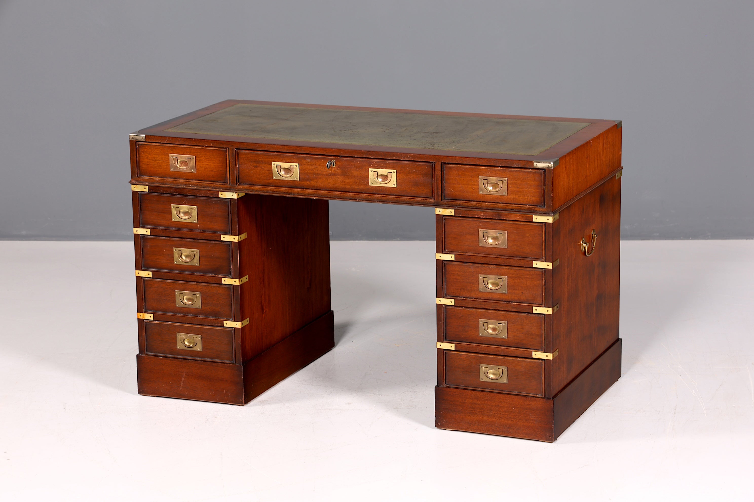 Stilvoller Maritimer Schreibtisch Englischer Military Bürotisch Office Table mit echt Lederauflage
