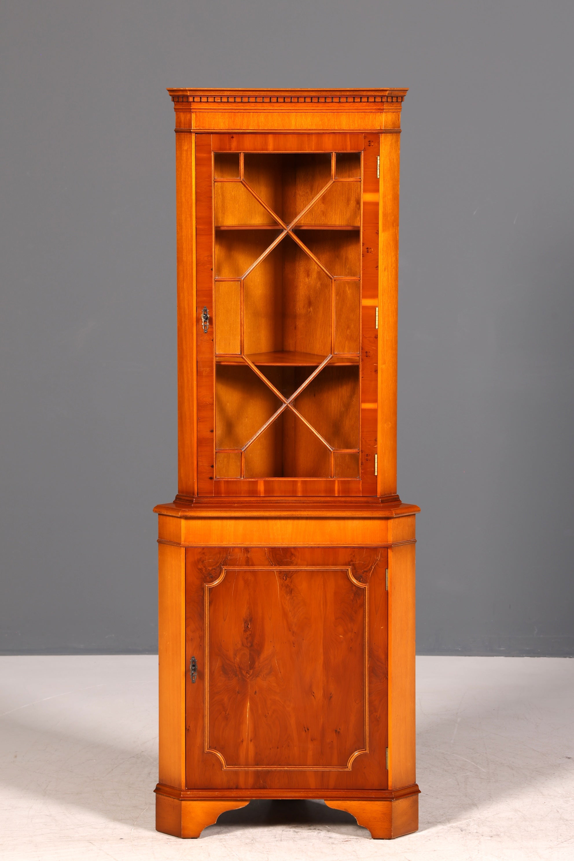Wunderschöne Englische Eckvitrine Antik 60s echt Holz Eibe Schrank Eckschrank Glasvitrine Vitrine