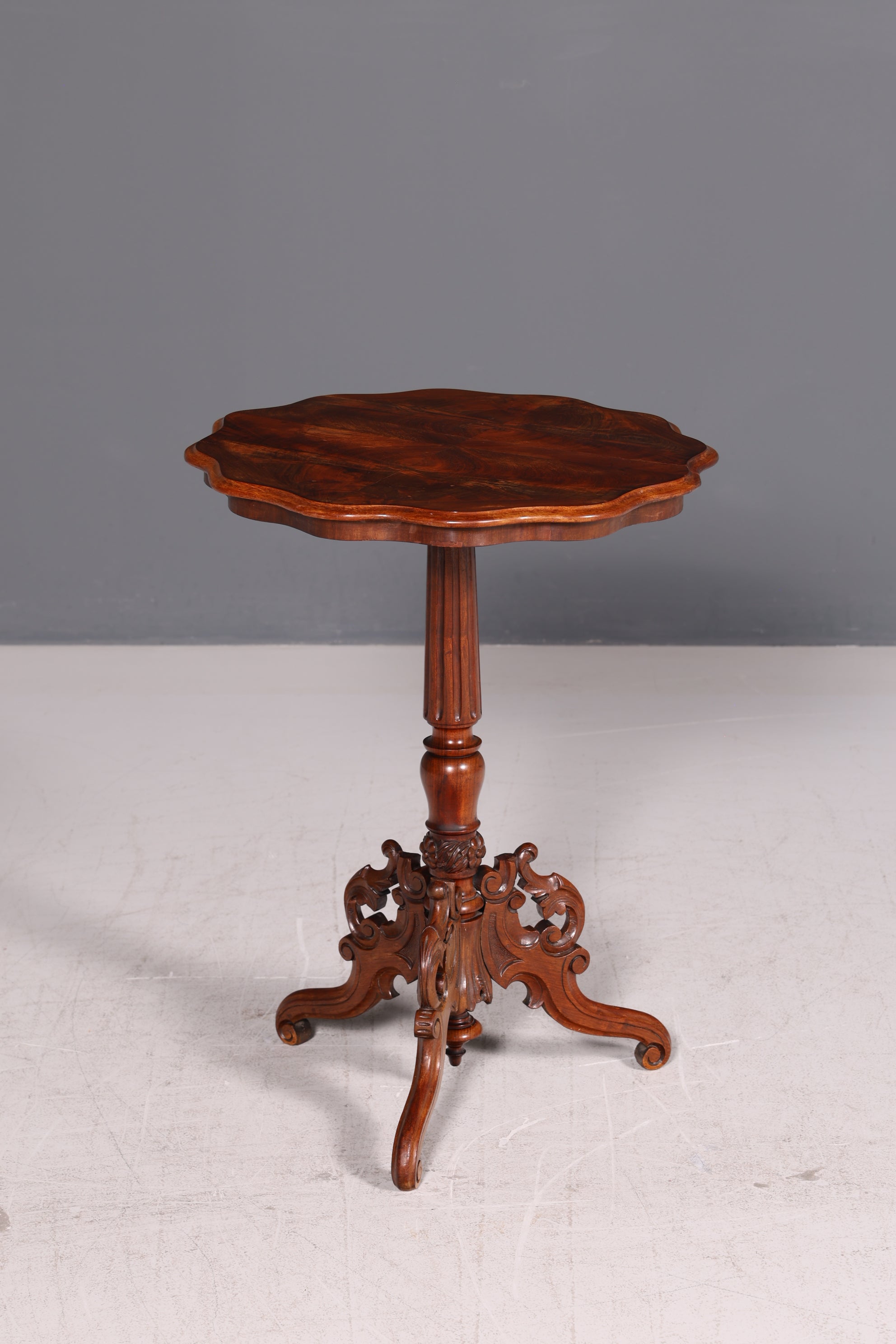 Filigraner Beistelltisch im Antik Stil Barock Ablagetisch Intarsien Beistelltisch Vintage Holz