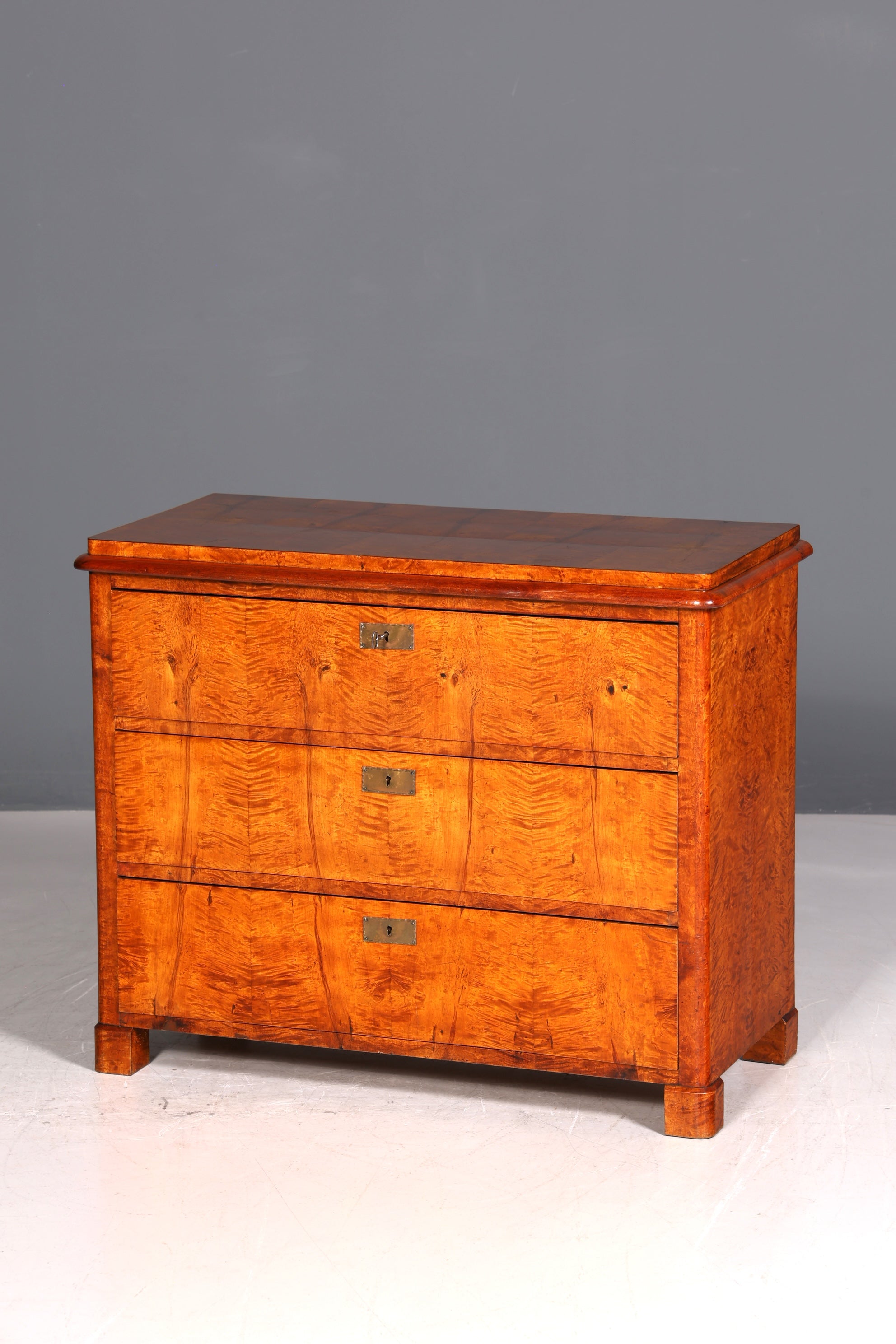 Belle commode ancienne de style Biedermeier Louis-Philippe, commode à linge