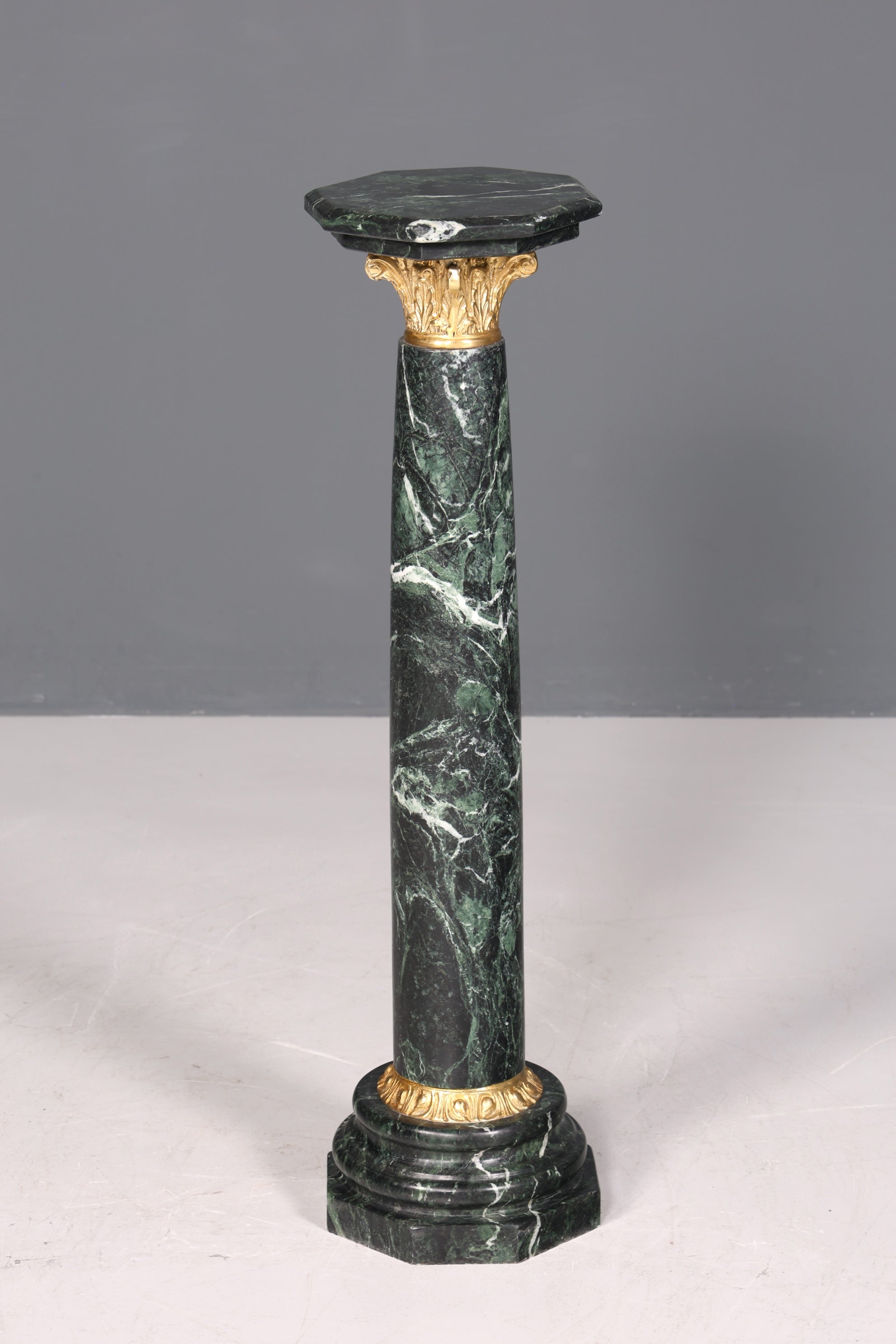 Magnifique colonne de style baroque, colonne fleurie en marbre style Louis XV, socle et étagère en pierre naturelle