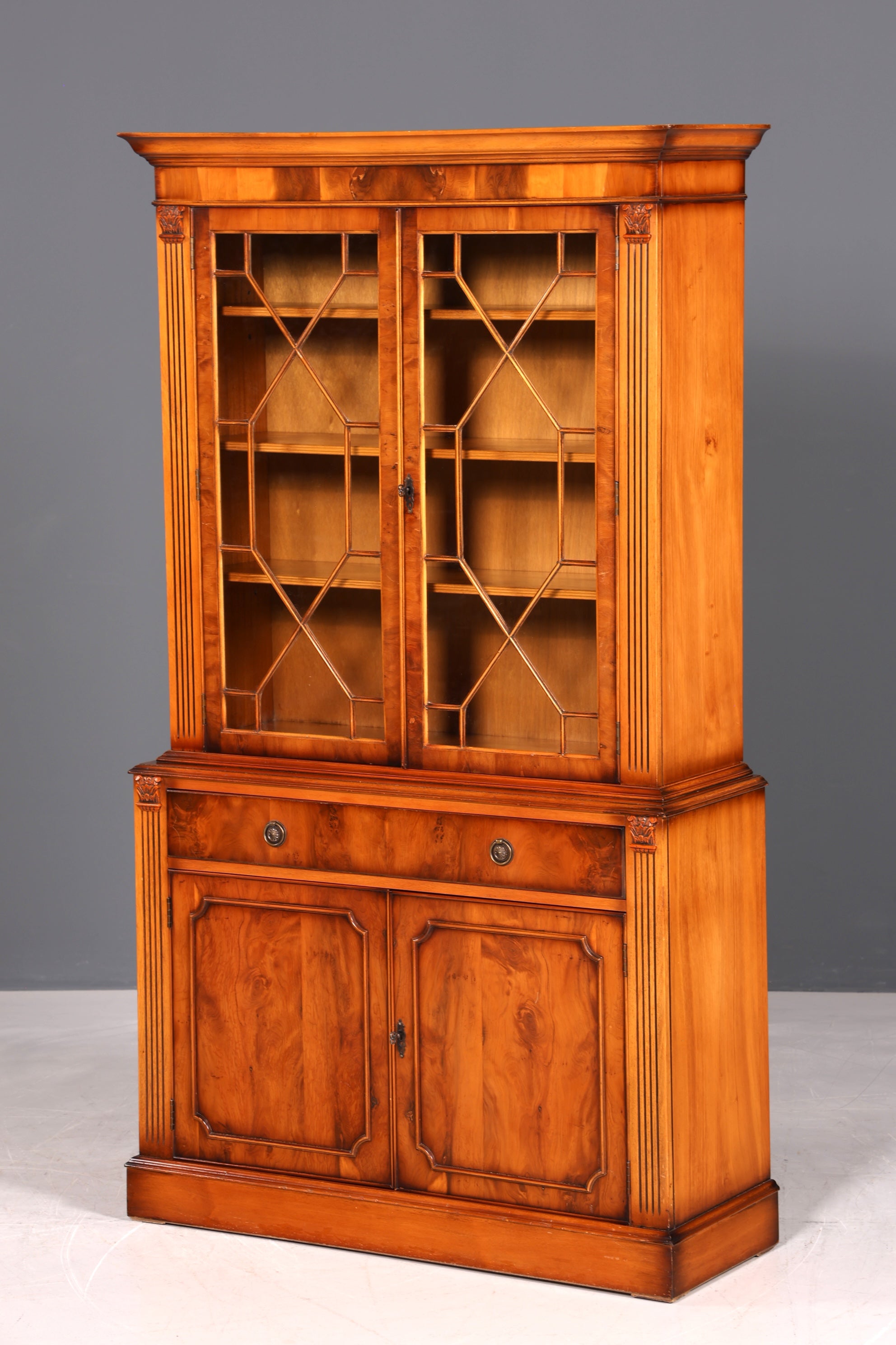 F995 Finish cm, Wunderschöne Englische Vitrine Bücherschrank Buffet Antik Stil Englisch Eibe Glasvitrine Bibliothek