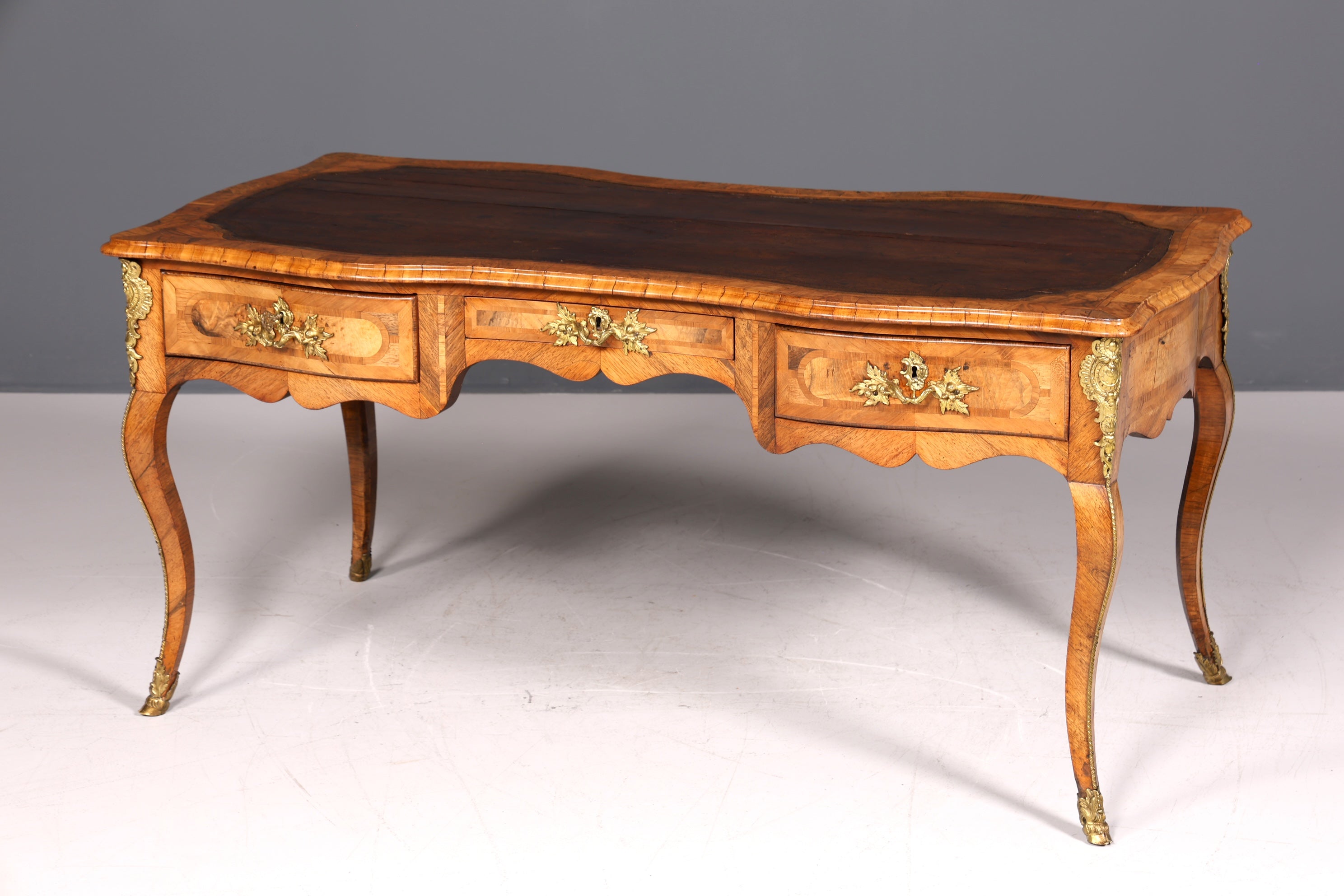 Bureau Louis XV original et majestueux de 1780, bureau plat français en cuir véritable, bureau de bureau ancien