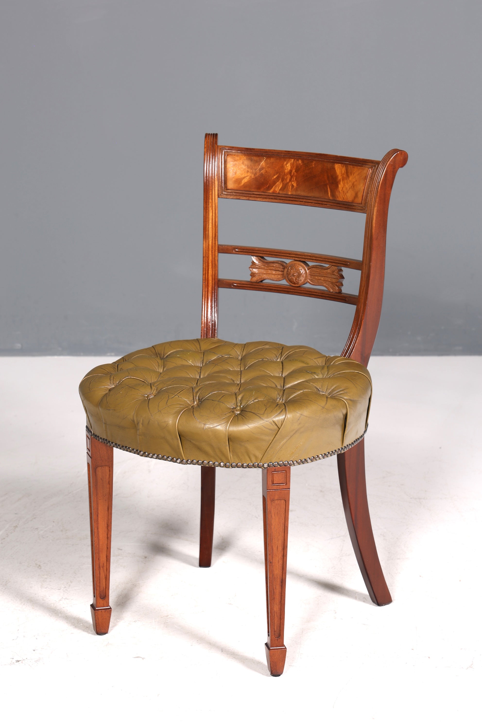 Magnifique fauteuil Chesterfield, chaise secrétaire Anno Dom, chaise de cuisine anglaise en cuir véritable, 1 sur 4