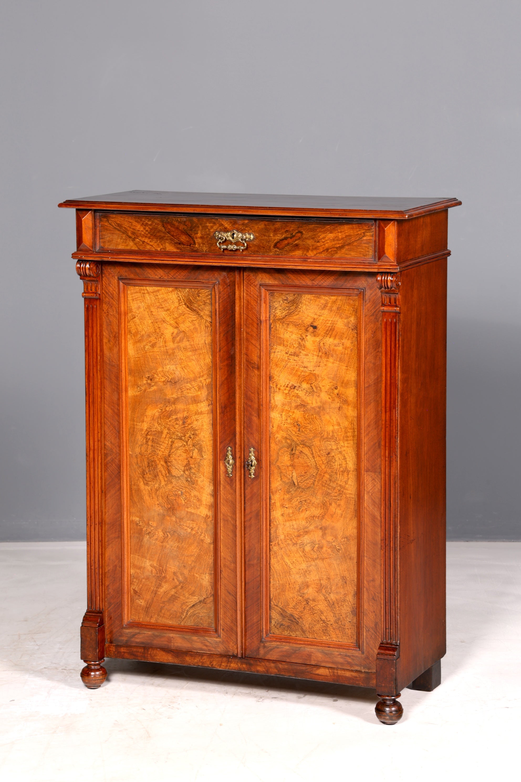 Stilvoller Gründerzeit Schrank Antik Vertiko Jugendstil Kommode Dielenschrank Massivholz