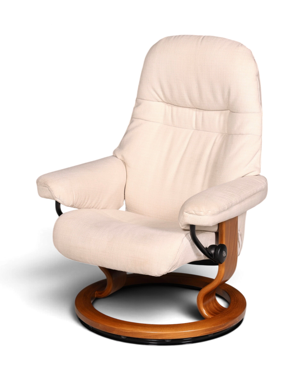 Hauptstadt Möblerei Relaxsessel in Creme mit Stoffbezug und geschwungenem Holzgestell in H843 Finish